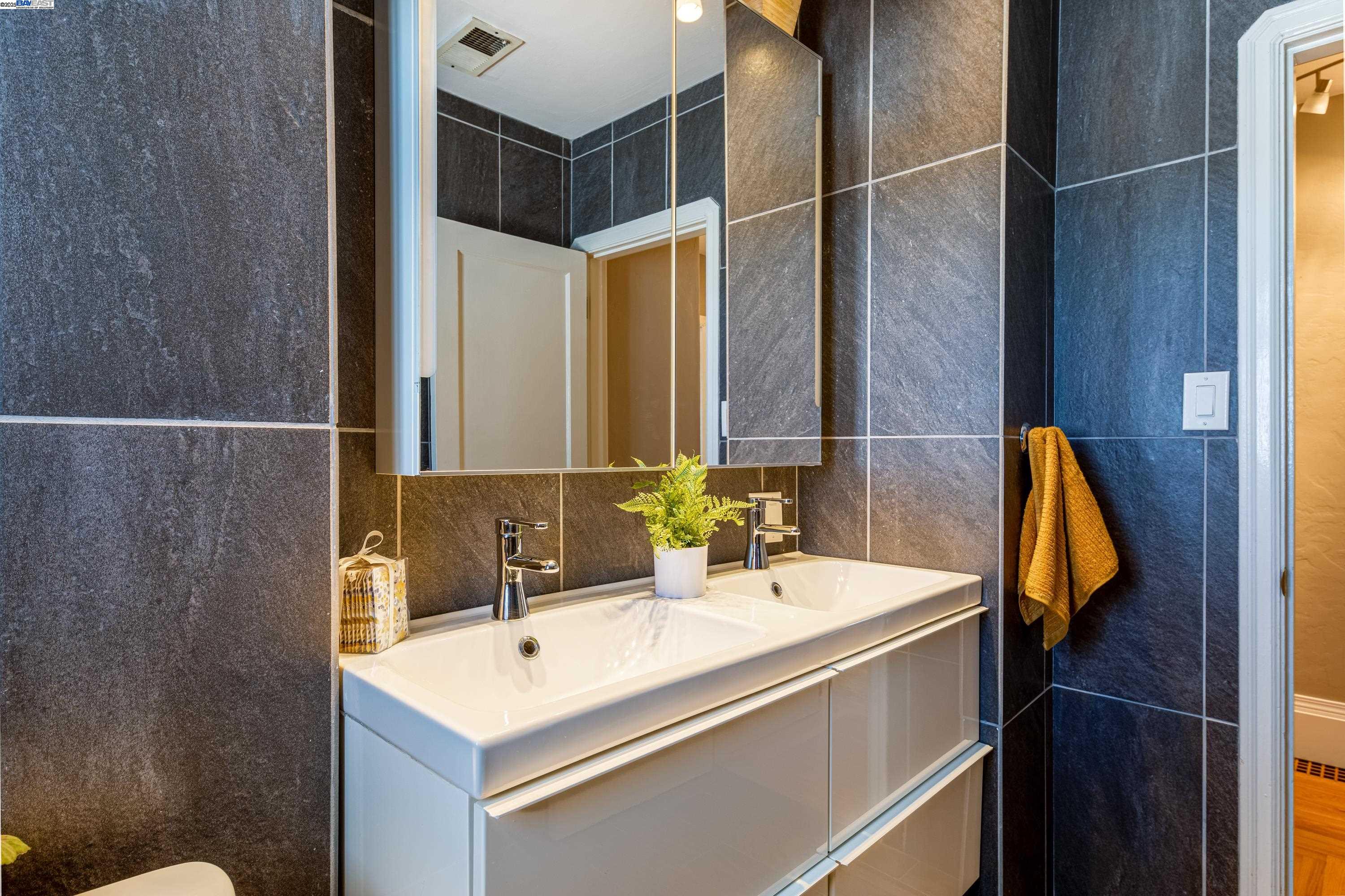 Detail Gallery Image 13 of 42 For 4545 Tompkins Ave, Oakland,  CA 94619 - 3 Beds | 2 Baths