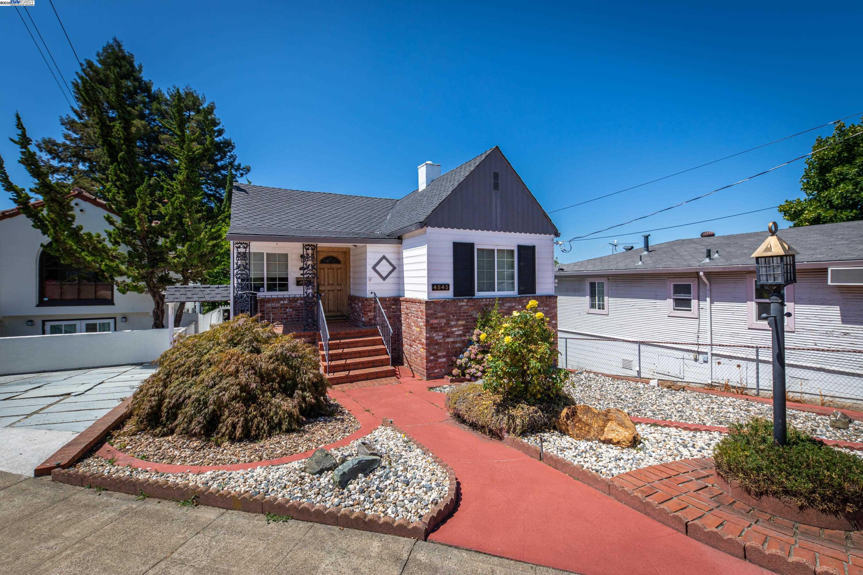 Detail Gallery Image 3 of 42 For 4545 Tompkins Ave, Oakland,  CA 94619 - 3 Beds | 2 Baths