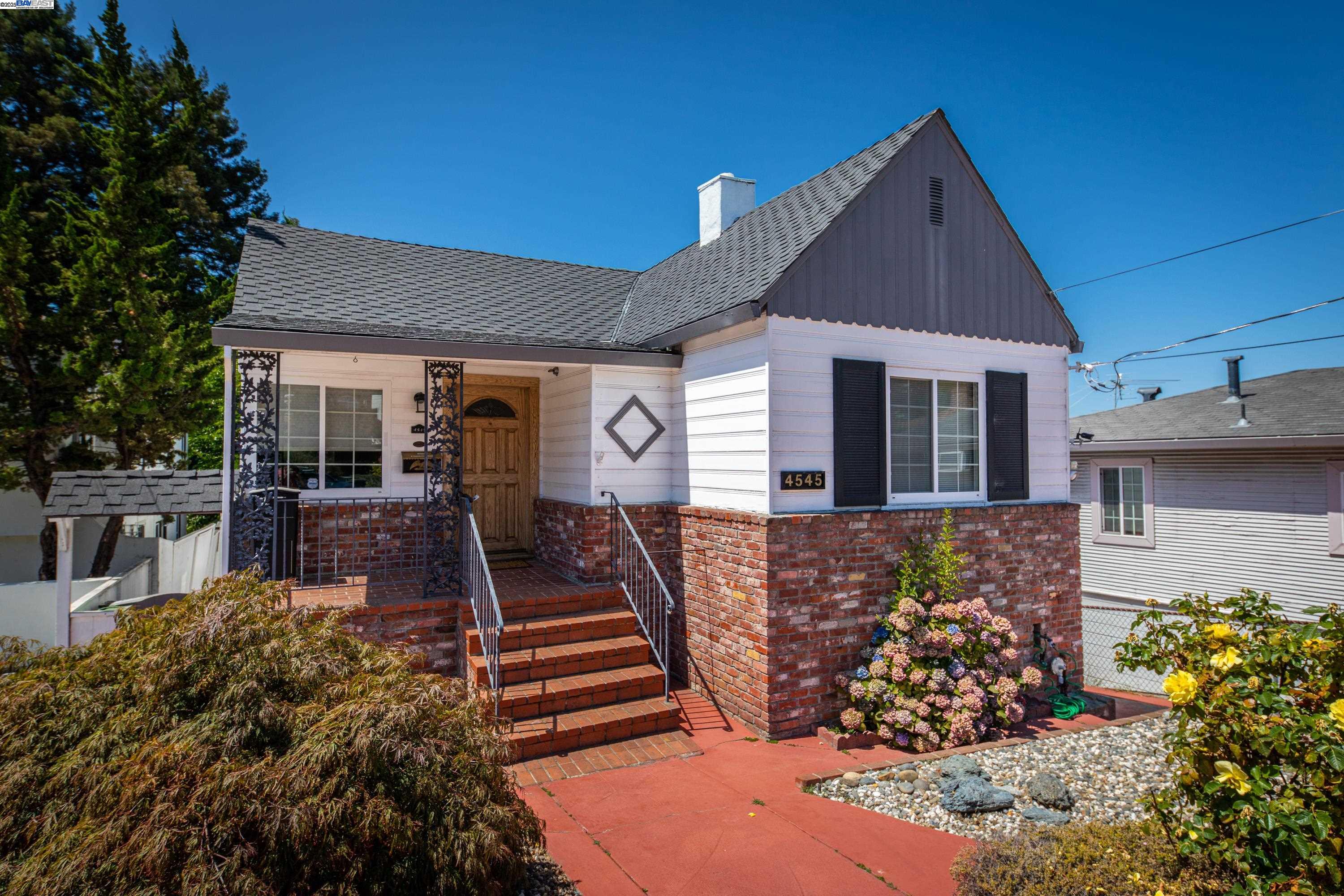 Detail Gallery Image 4 of 42 For 4545 Tompkins Ave, Oakland,  CA 94619 - 3 Beds | 2 Baths