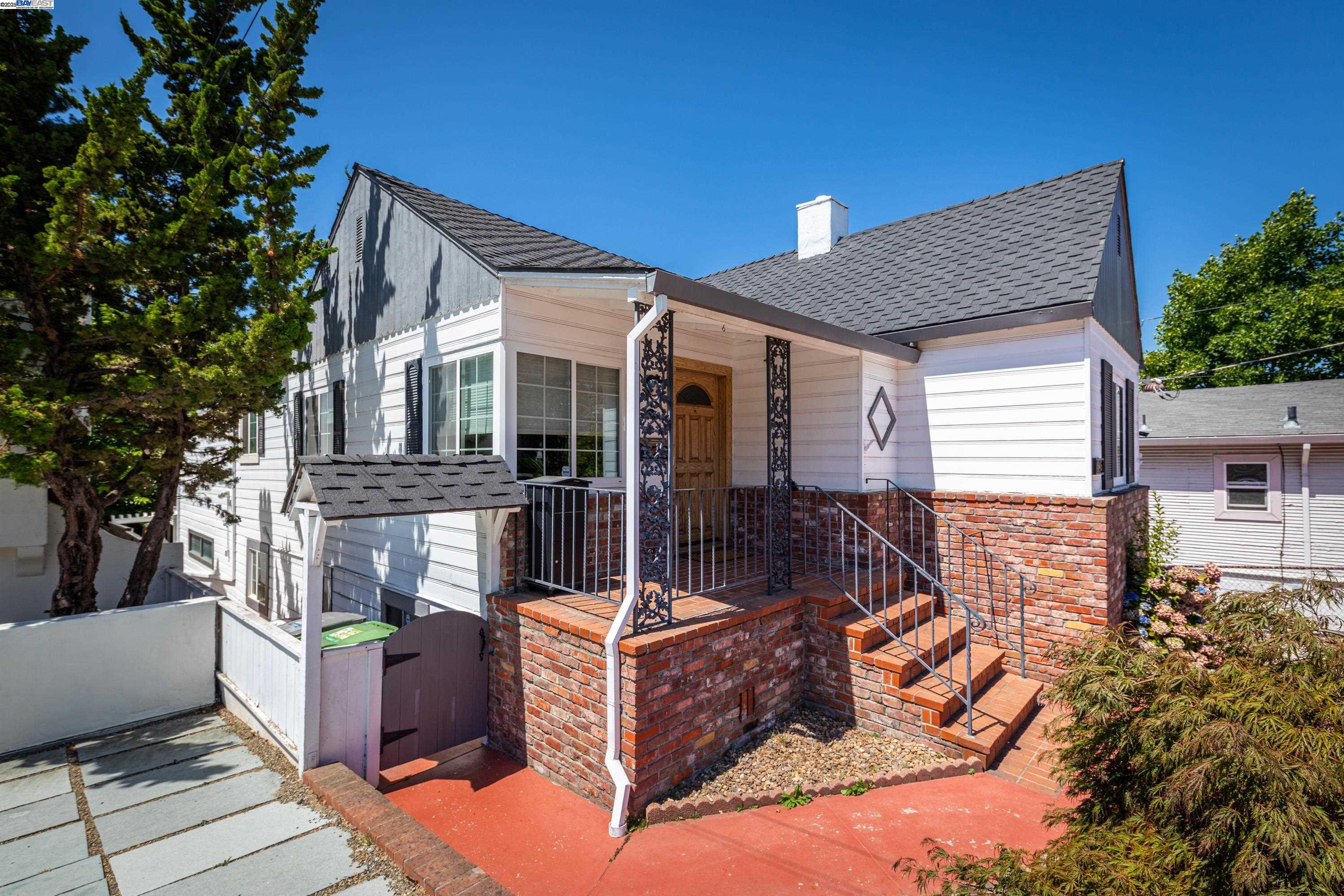 Detail Gallery Image 5 of 42 For 4545 Tompkins Ave, Oakland,  CA 94619 - 3 Beds | 2 Baths