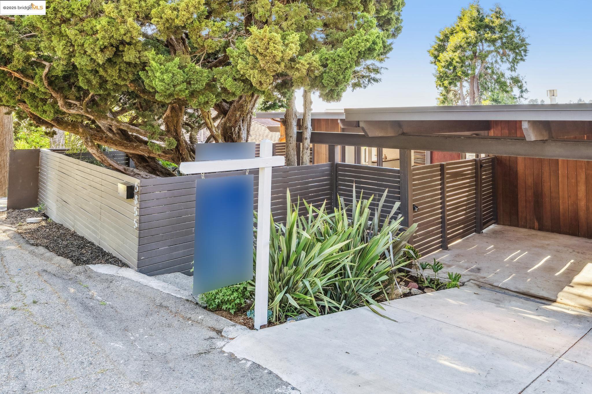 Detail Gallery Image 2 of 34 For 5855 Chelton Dr, Oakland,  CA 94611 - 2 Beds | 1 Baths