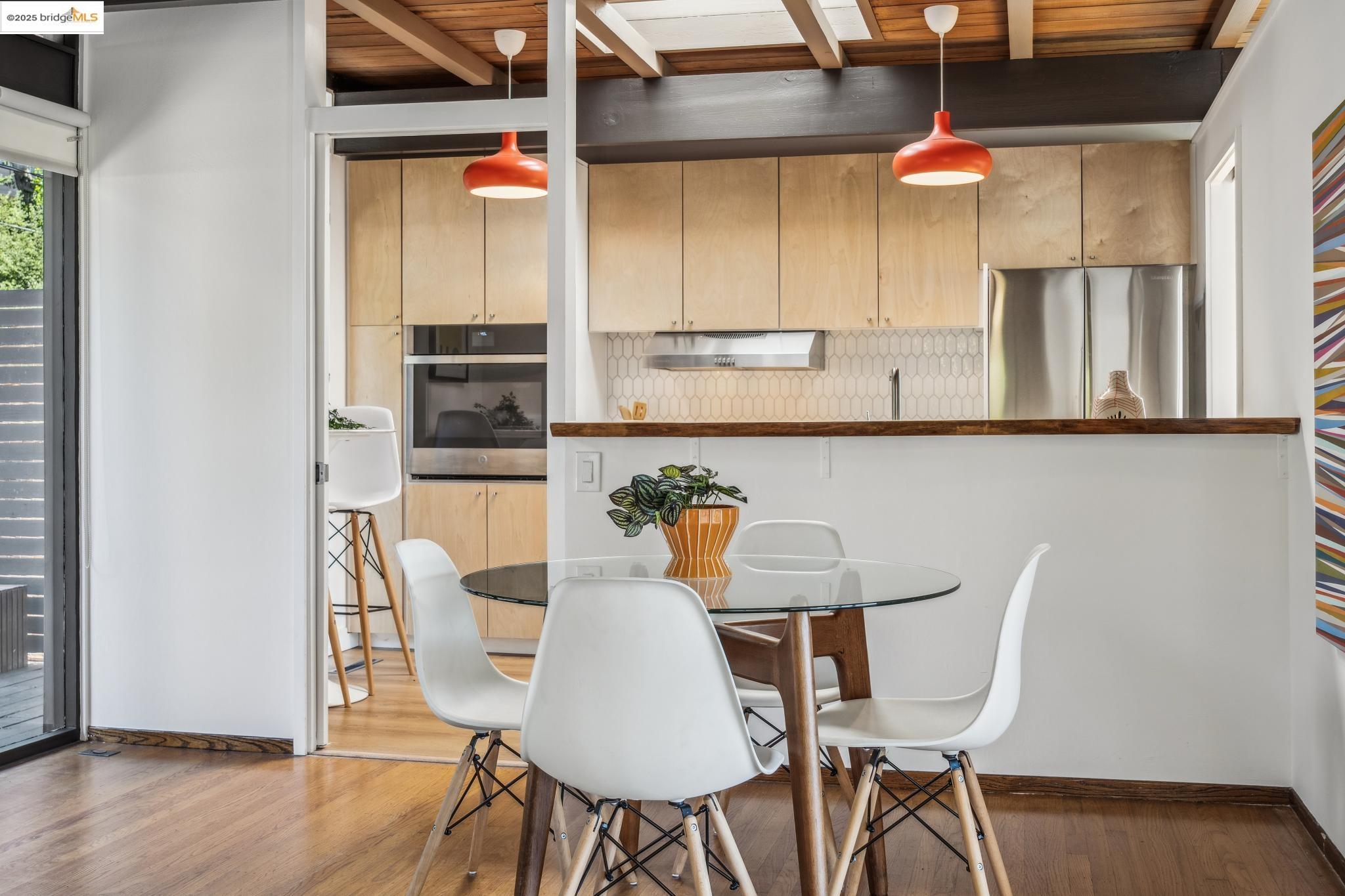 Detail Gallery Image 12 of 34 For 5855 Chelton Dr, Oakland,  CA 94611 - 2 Beds | 1 Baths