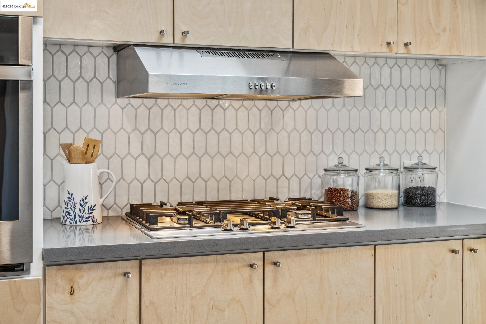 Detail Gallery Image 16 of 34 For 5855 Chelton Dr, Oakland,  CA 94611 - 2 Beds | 1 Baths
