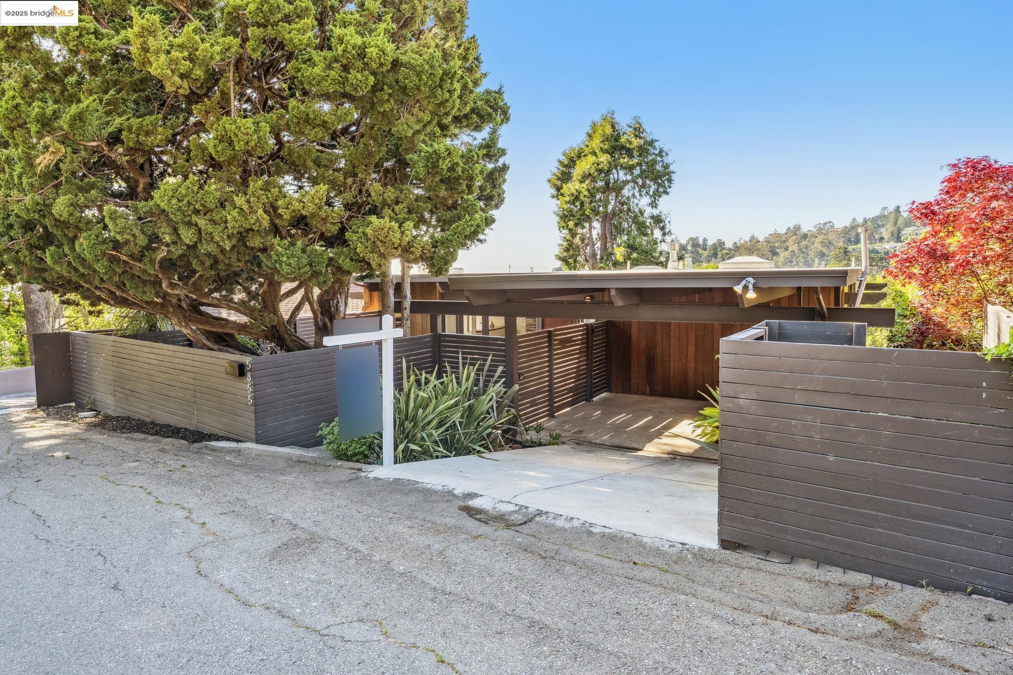 Detail Gallery Image 3 of 34 For 5855 Chelton Dr, Oakland,  CA 94611 - 2 Beds | 1 Baths
