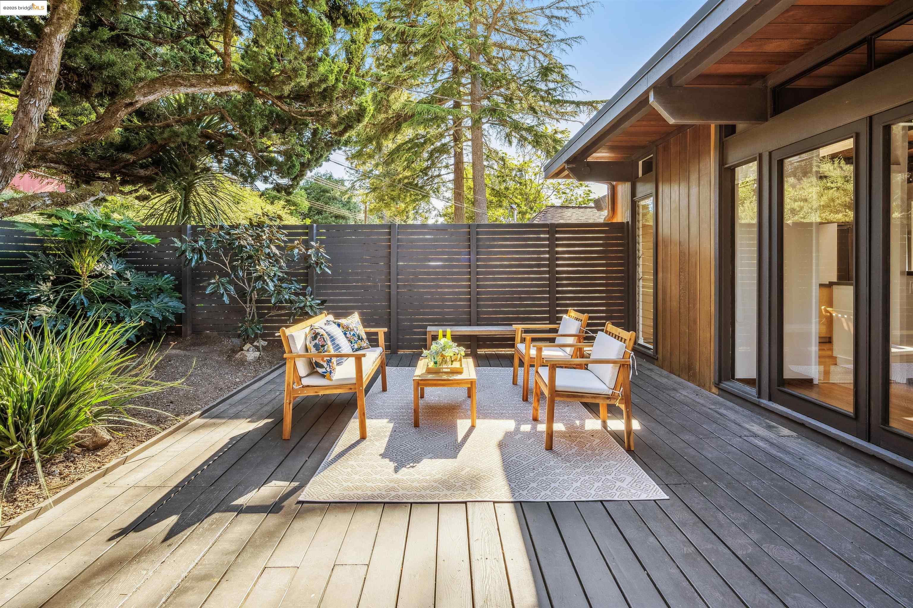 Detail Gallery Image 6 of 34 For 5855 Chelton Dr, Oakland,  CA 94611 - 2 Beds | 1 Baths