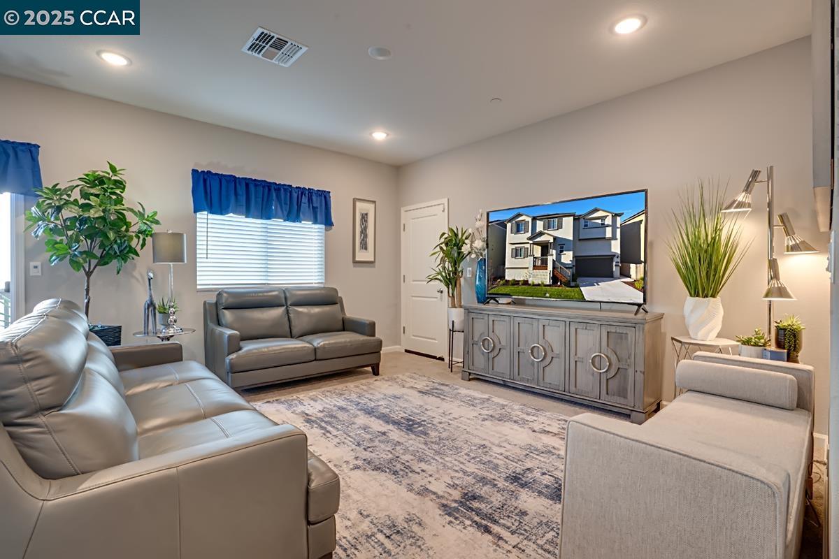 Detail Gallery Image 6 of 26 For 1425 Silverbell Drive, Stockton,  CA 95206 - 4 Beds | 3 Baths