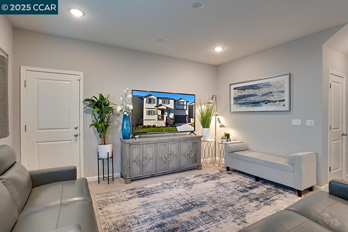 Detail Gallery Image 7 of 26 For 1425 Silverbell Drive, Stockton,  CA 95206 - 4 Beds | 3 Baths