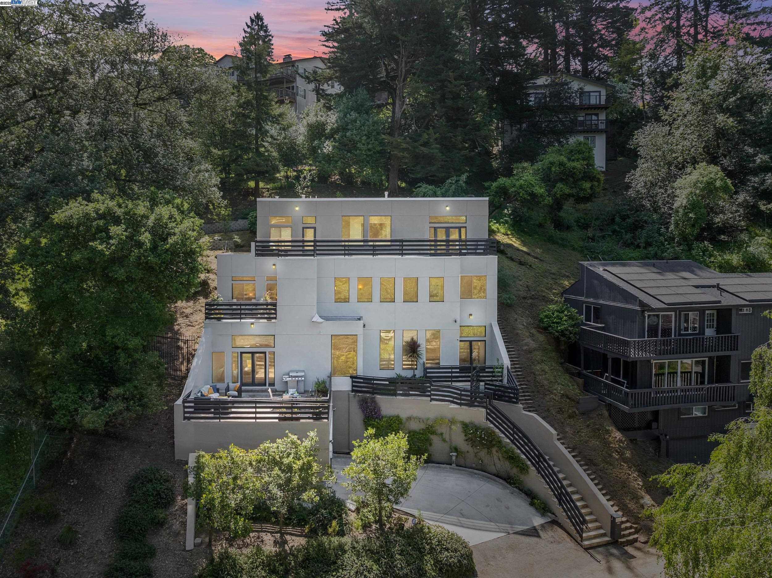 Detail Gallery Image 1 of 44 For 6588 Longwalk Dr, Oakland,  CA 94611 - 4 Beds | 3/2 Baths