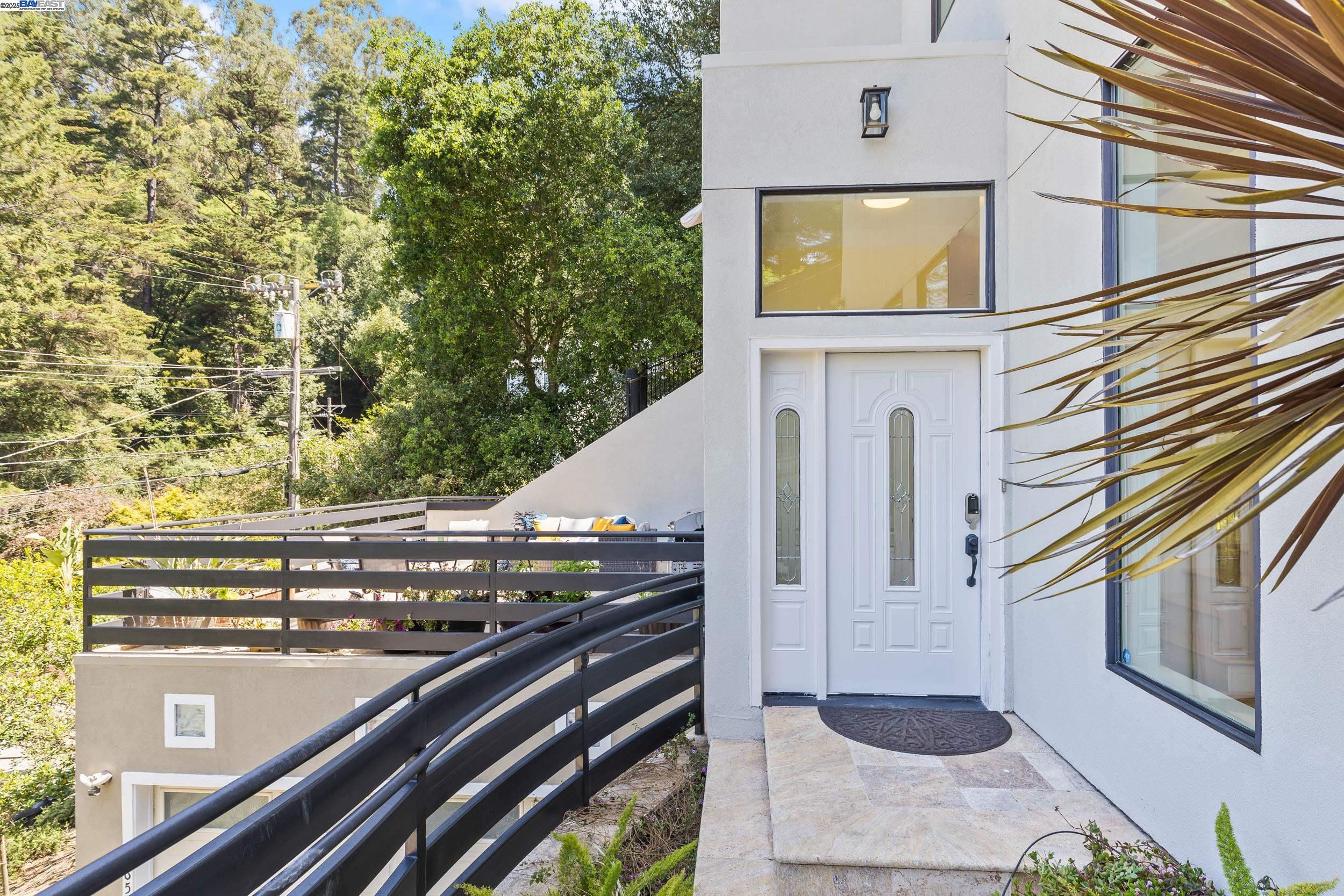 Detail Gallery Image 2 of 44 For 6588 Longwalk Dr, Oakland,  CA 94611 - 4 Beds | 3/2 Baths