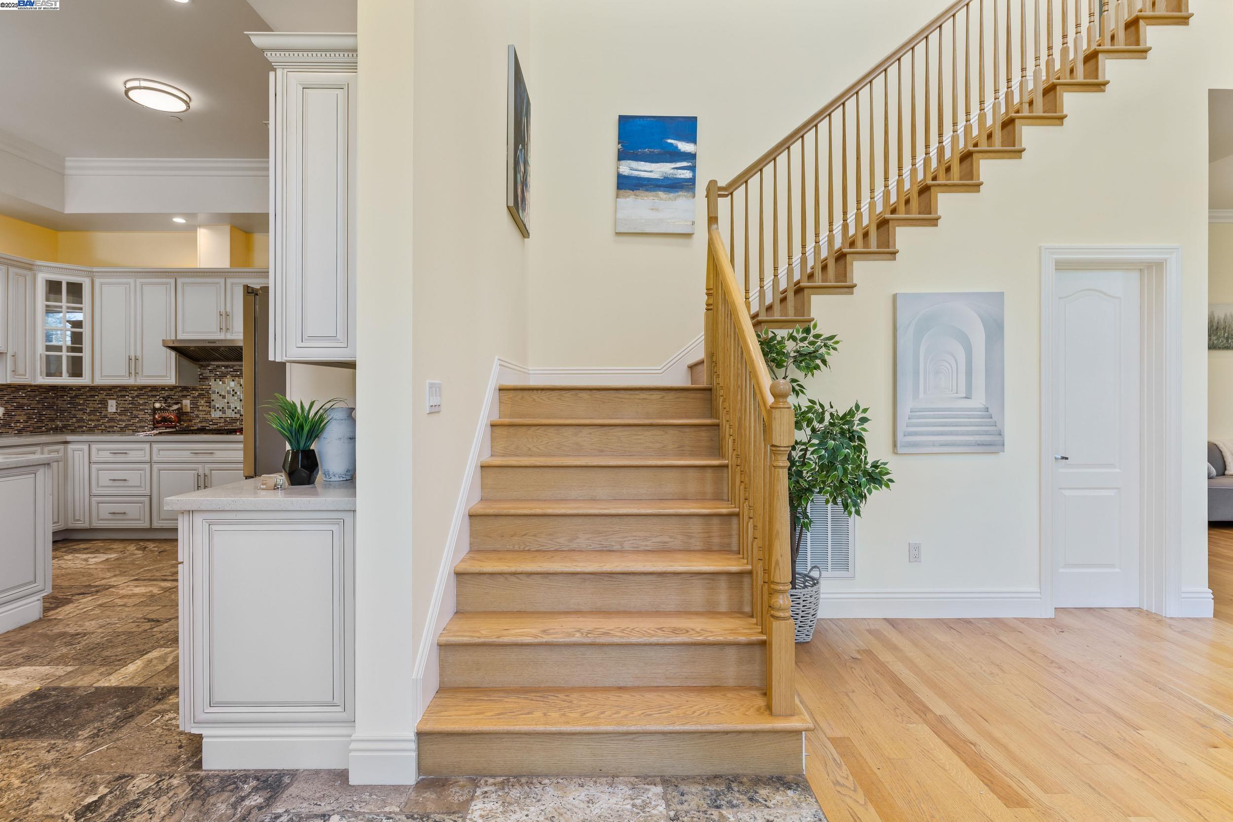 Detail Gallery Image 3 of 44 For 6588 Longwalk Dr, Oakland,  CA 94611 - 4 Beds | 3/2 Baths