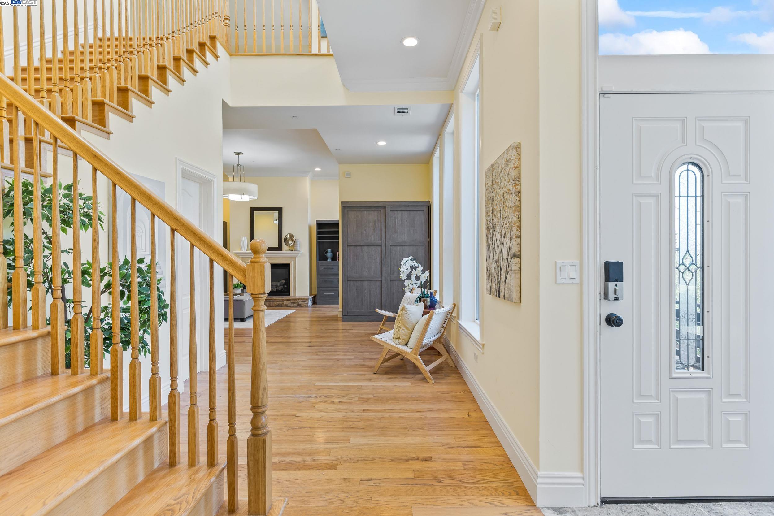 Detail Gallery Image 4 of 44 For 6588 Longwalk Dr, Oakland,  CA 94611 - 4 Beds | 3/2 Baths