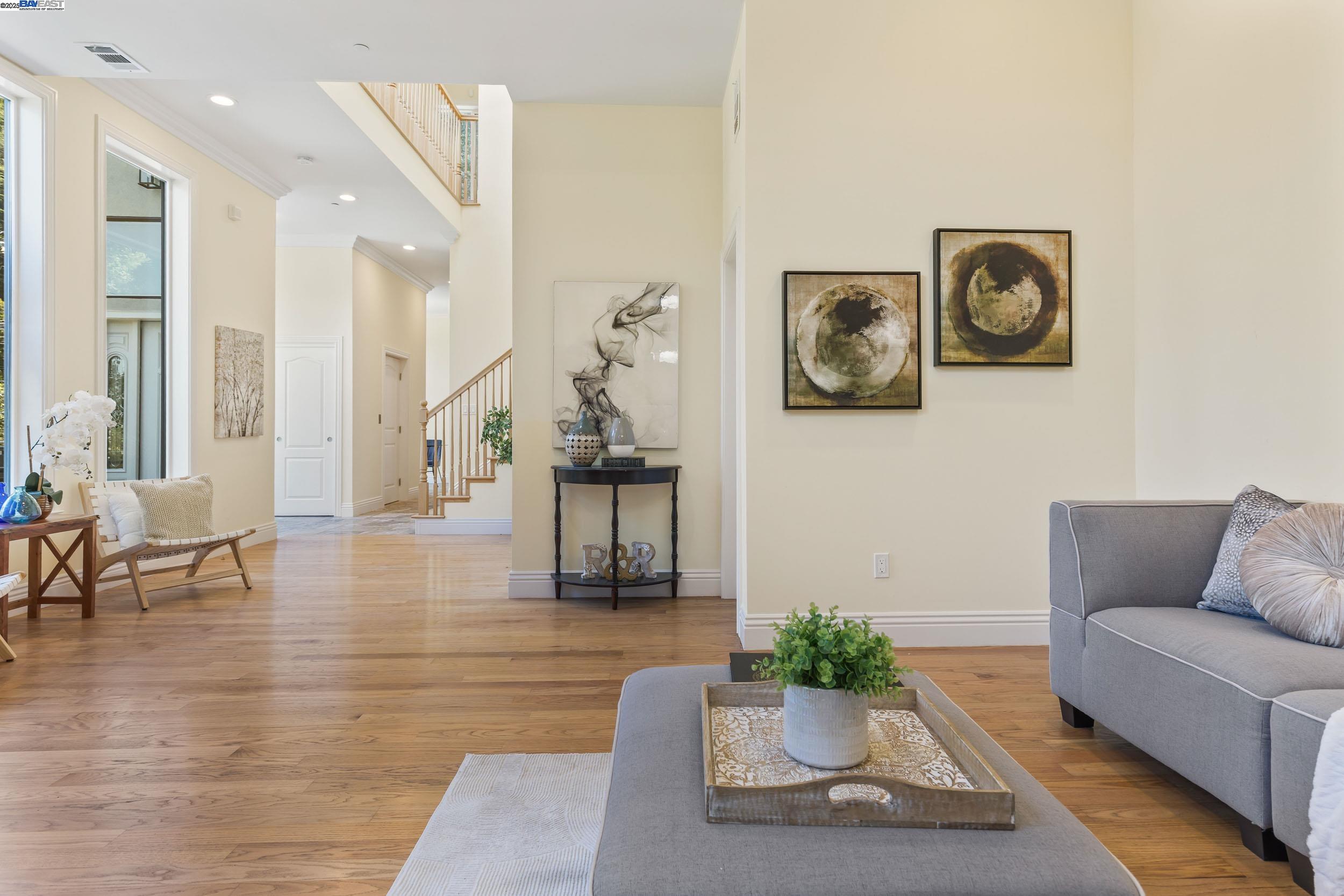 Detail Gallery Image 7 of 44 For 6588 Longwalk Dr, Oakland,  CA 94611 - 4 Beds | 3/2 Baths
