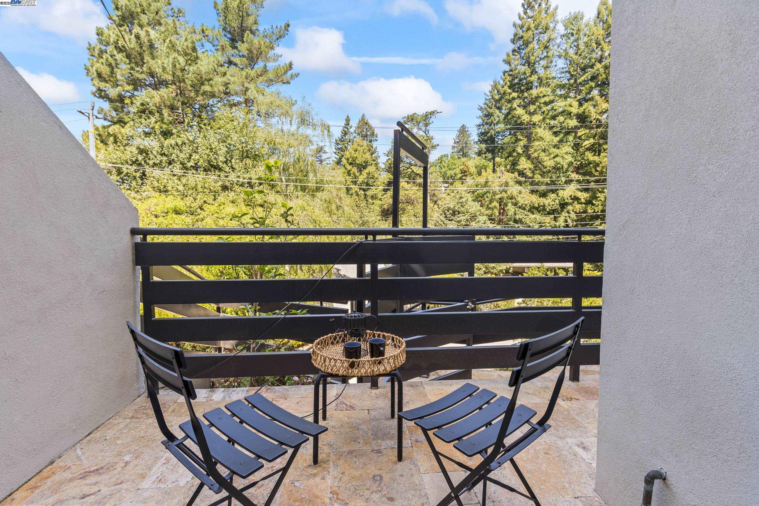 Detail Gallery Image 8 of 44 For 6588 Longwalk Dr, Oakland,  CA 94611 - 4 Beds | 3/2 Baths