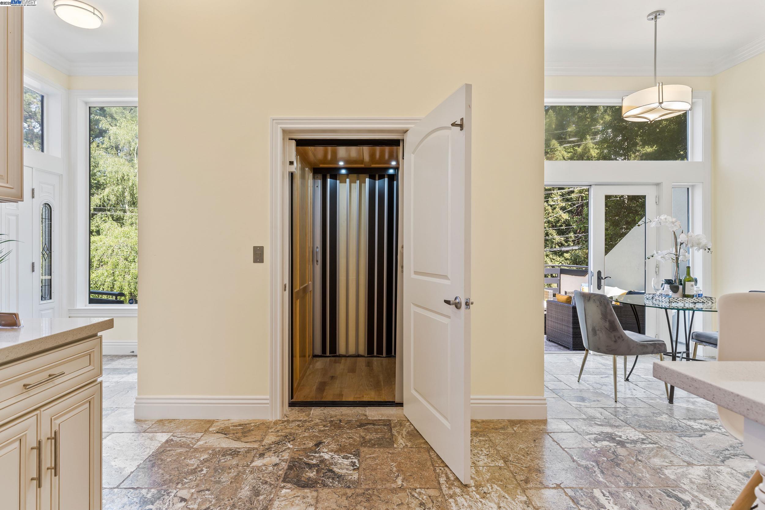 Detail Gallery Image 10 of 44 For 6588 Longwalk Dr, Oakland,  CA 94611 - 4 Beds | 3/2 Baths