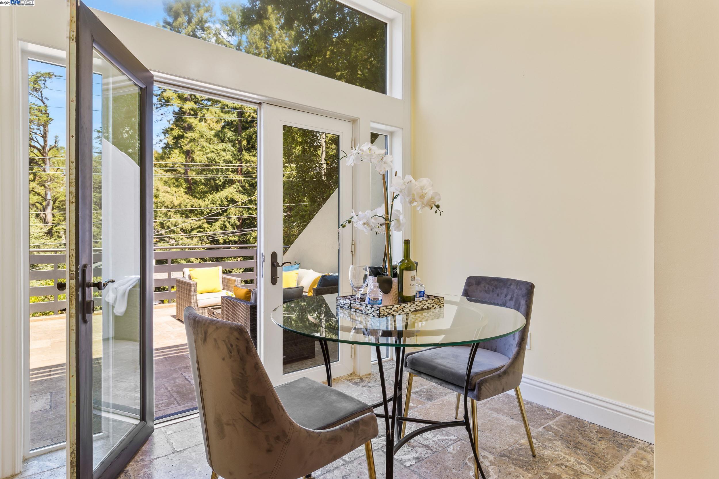 Detail Gallery Image 11 of 44 For 6588 Longwalk Dr, Oakland,  CA 94611 - 4 Beds | 3/2 Baths