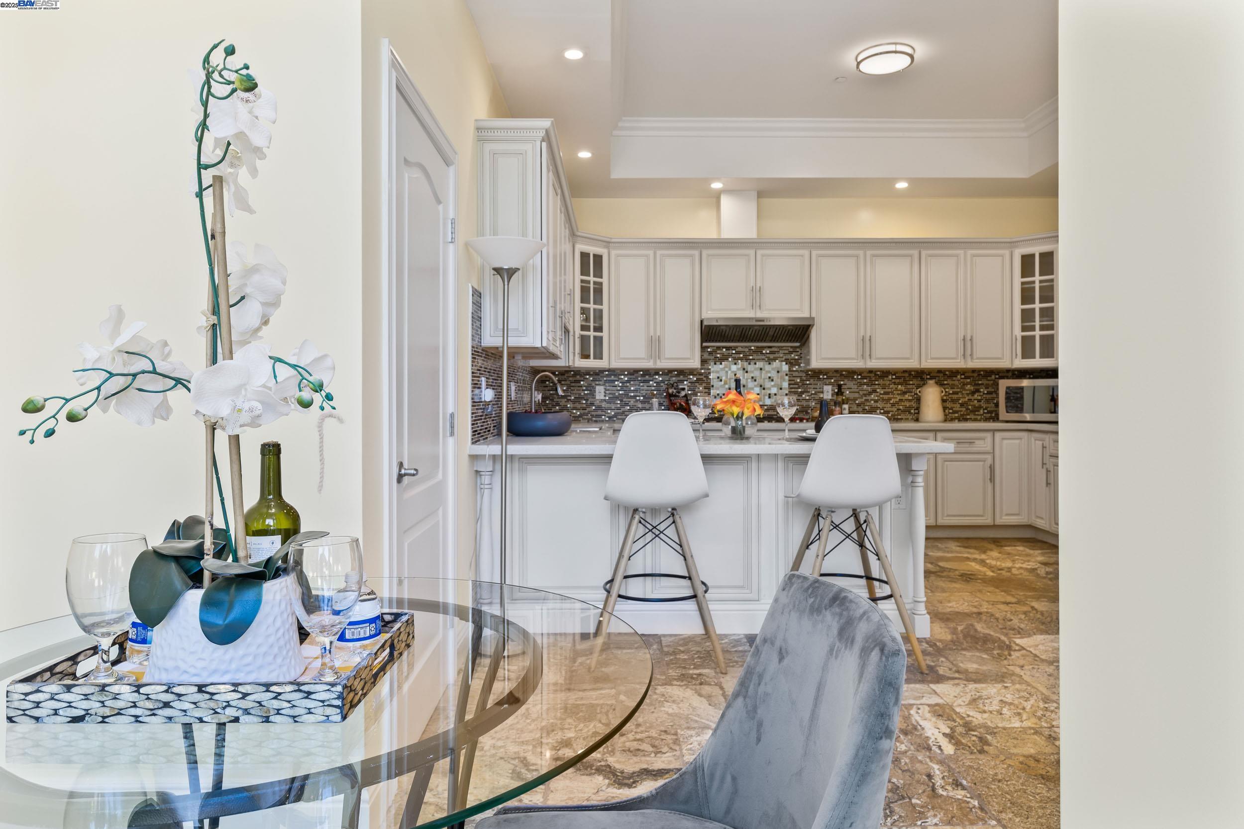 Detail Gallery Image 12 of 44 For 6588 Longwalk Dr, Oakland,  CA 94611 - 4 Beds | 3/2 Baths