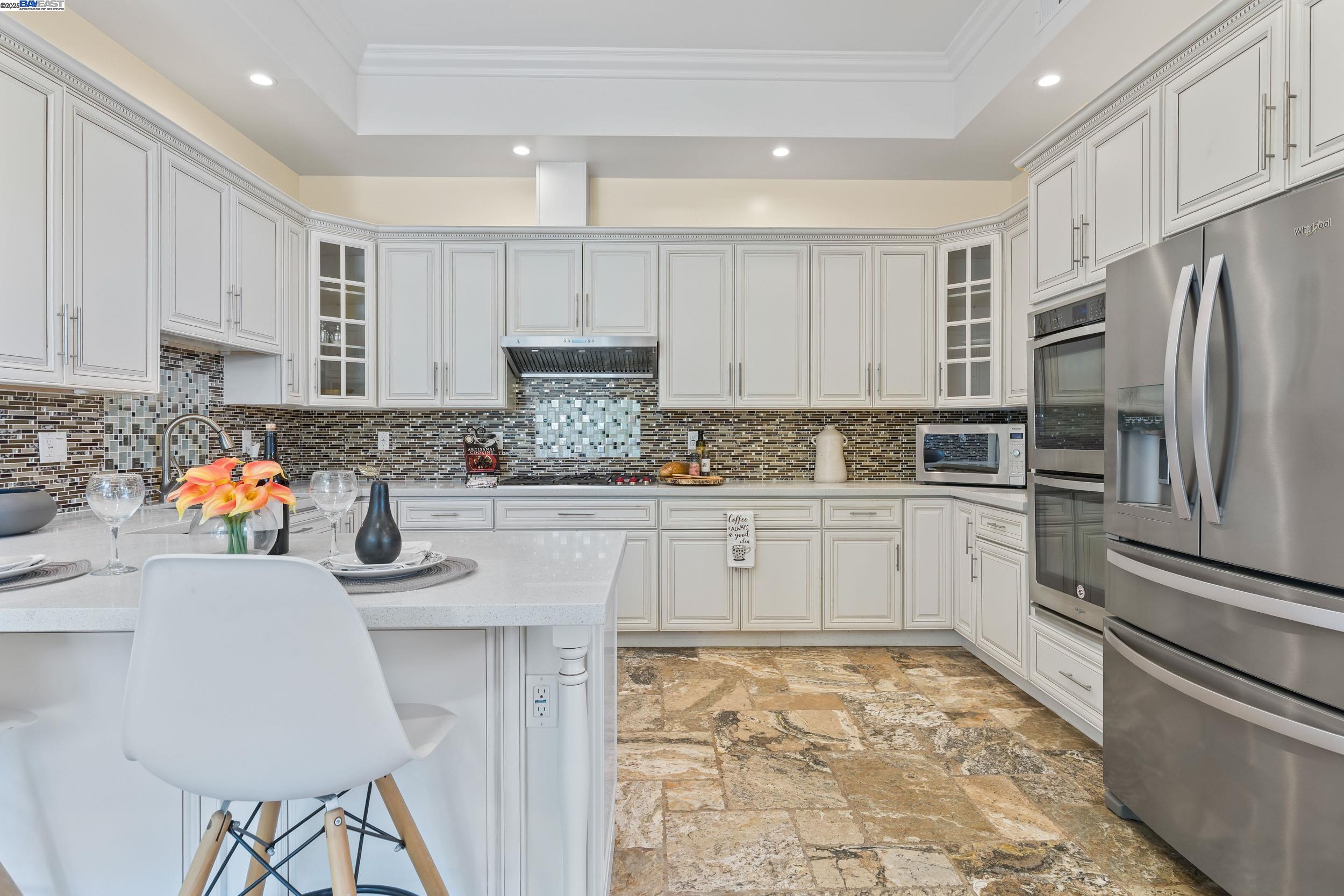 Detail Gallery Image 13 of 44 For 6588 Longwalk Dr, Oakland,  CA 94611 - 4 Beds | 3/2 Baths