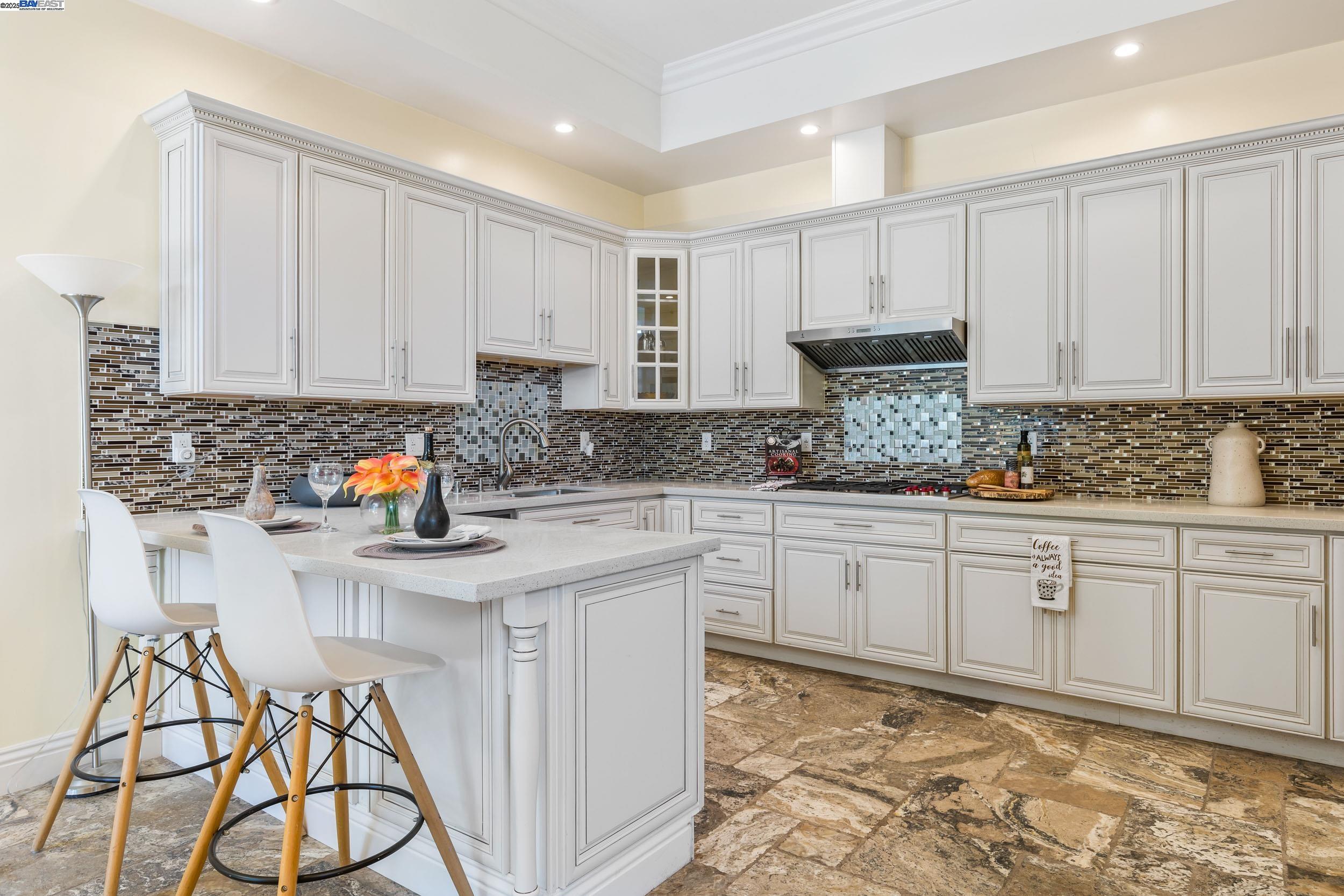 Detail Gallery Image 14 of 44 For 6588 Longwalk Dr, Oakland,  CA 94611 - 4 Beds | 3/2 Baths