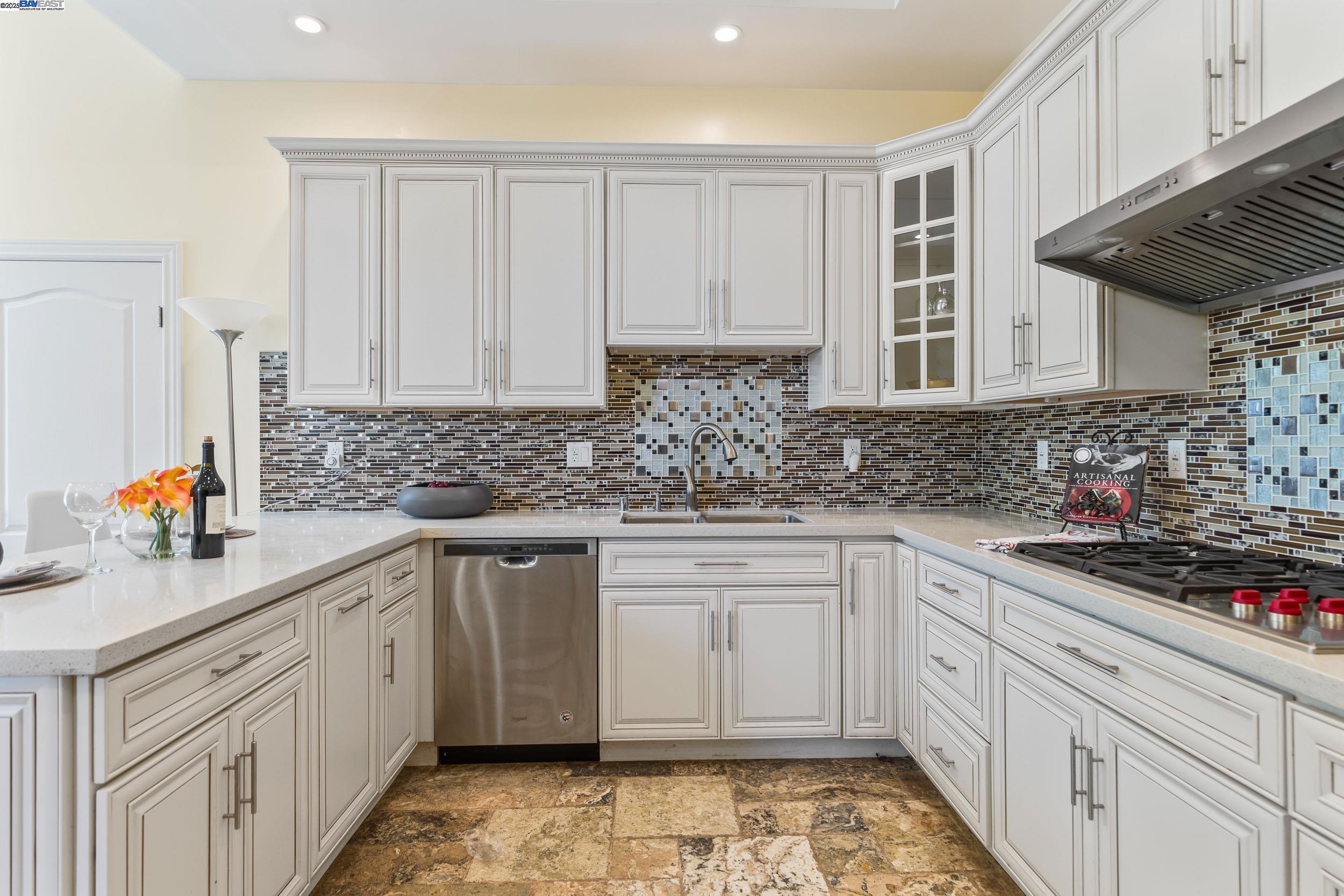 Detail Gallery Image 15 of 44 For 6588 Longwalk Dr, Oakland,  CA 94611 - 4 Beds | 3/2 Baths