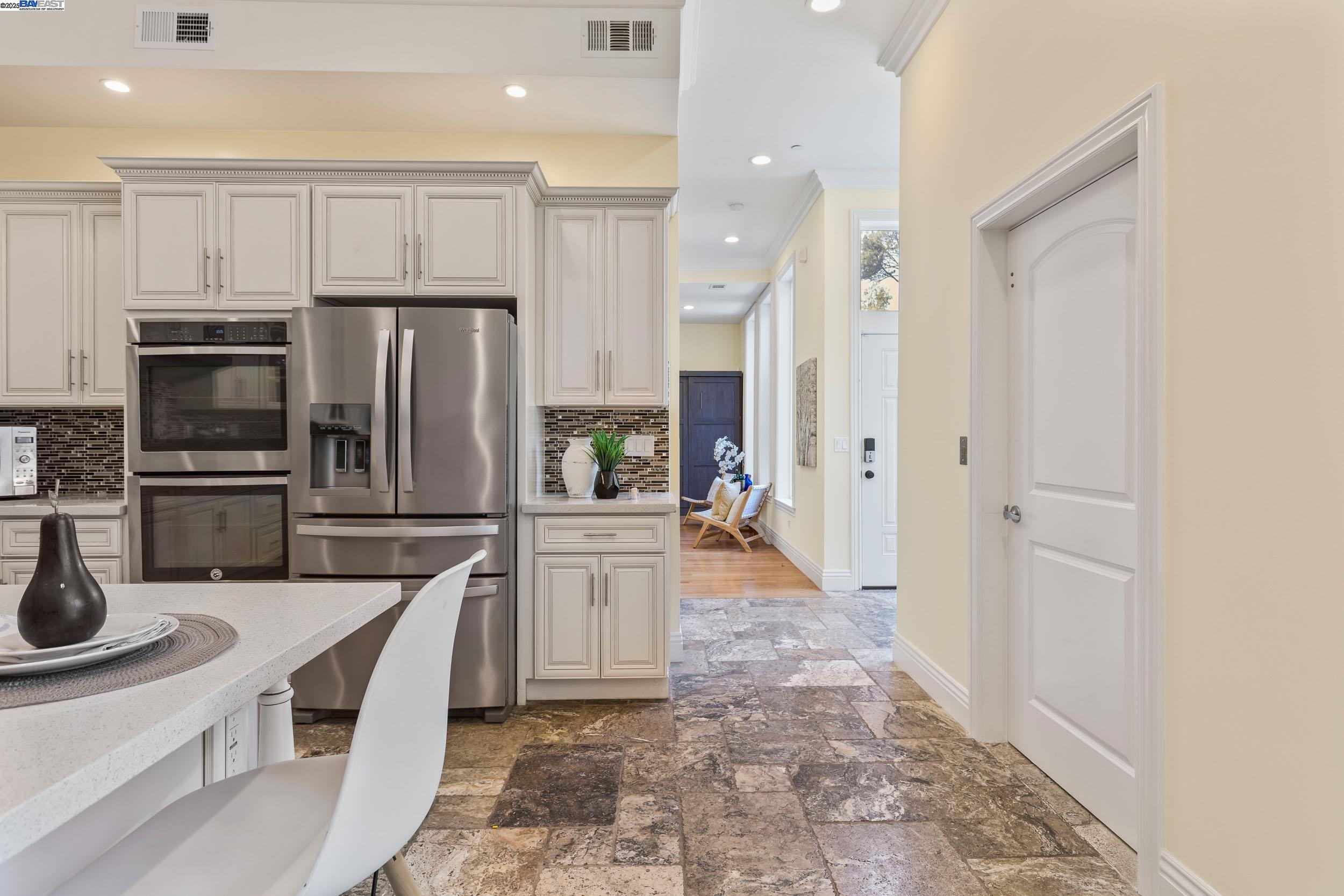 Detail Gallery Image 16 of 44 For 6588 Longwalk Dr, Oakland,  CA 94611 - 4 Beds | 3/2 Baths