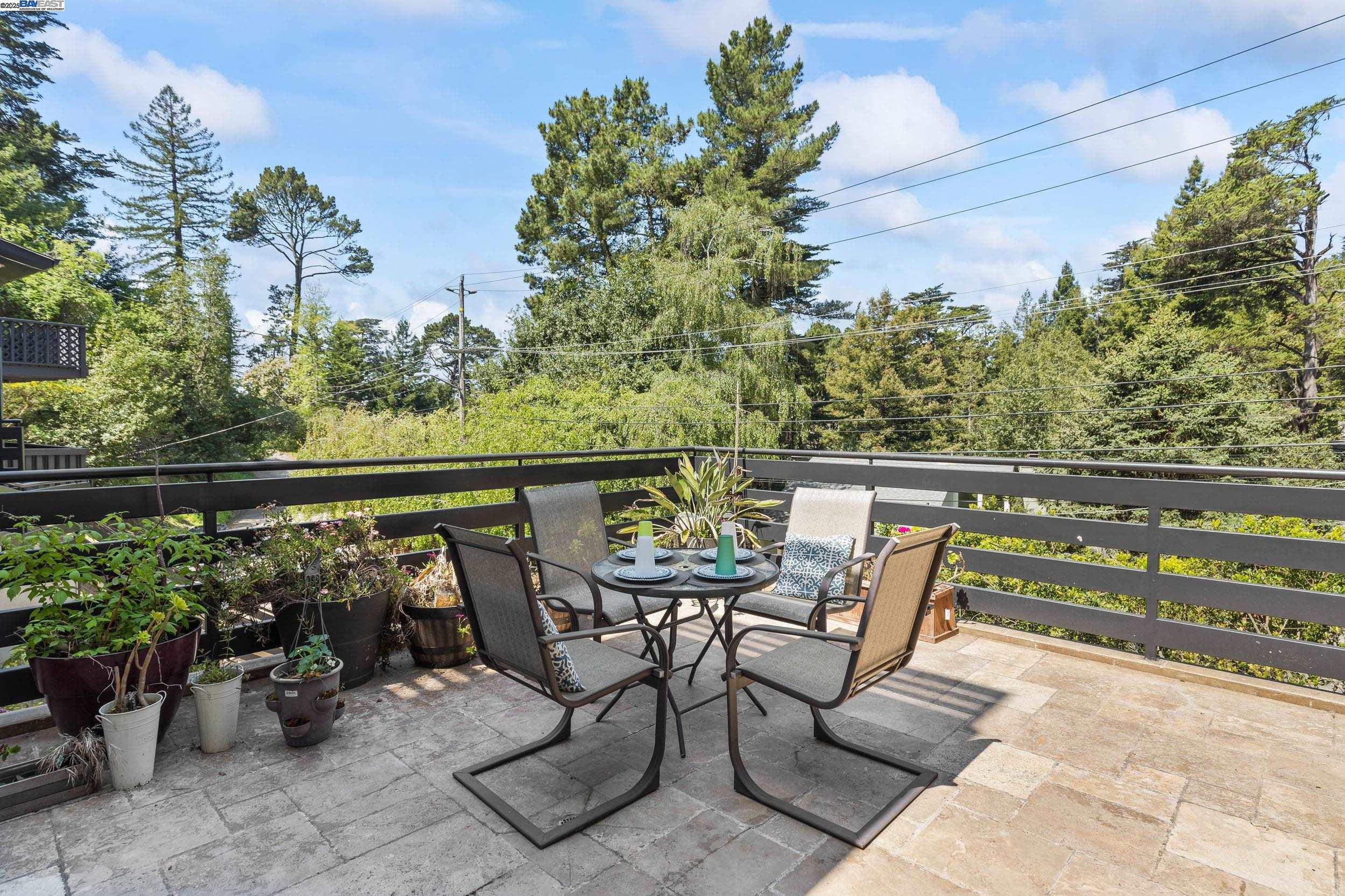 Detail Gallery Image 17 of 44 For 6588 Longwalk Dr, Oakland,  CA 94611 - 4 Beds | 3/2 Baths