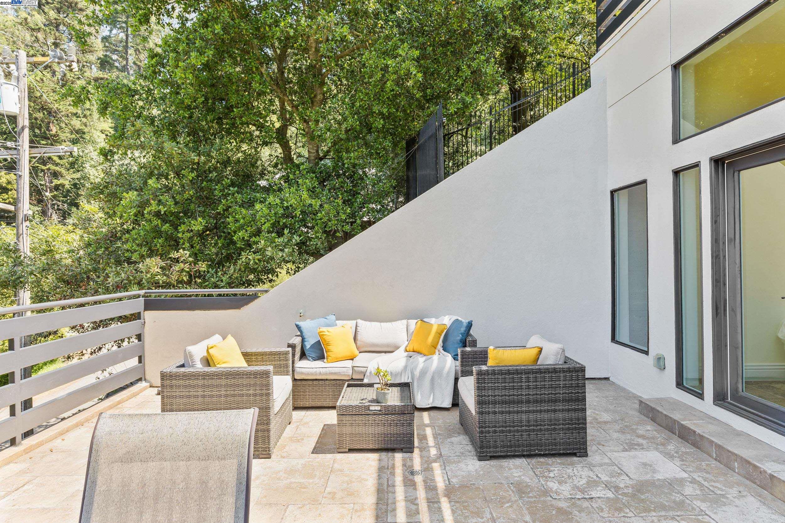 Detail Gallery Image 18 of 44 For 6588 Longwalk Dr, Oakland,  CA 94611 - 4 Beds | 3/2 Baths
