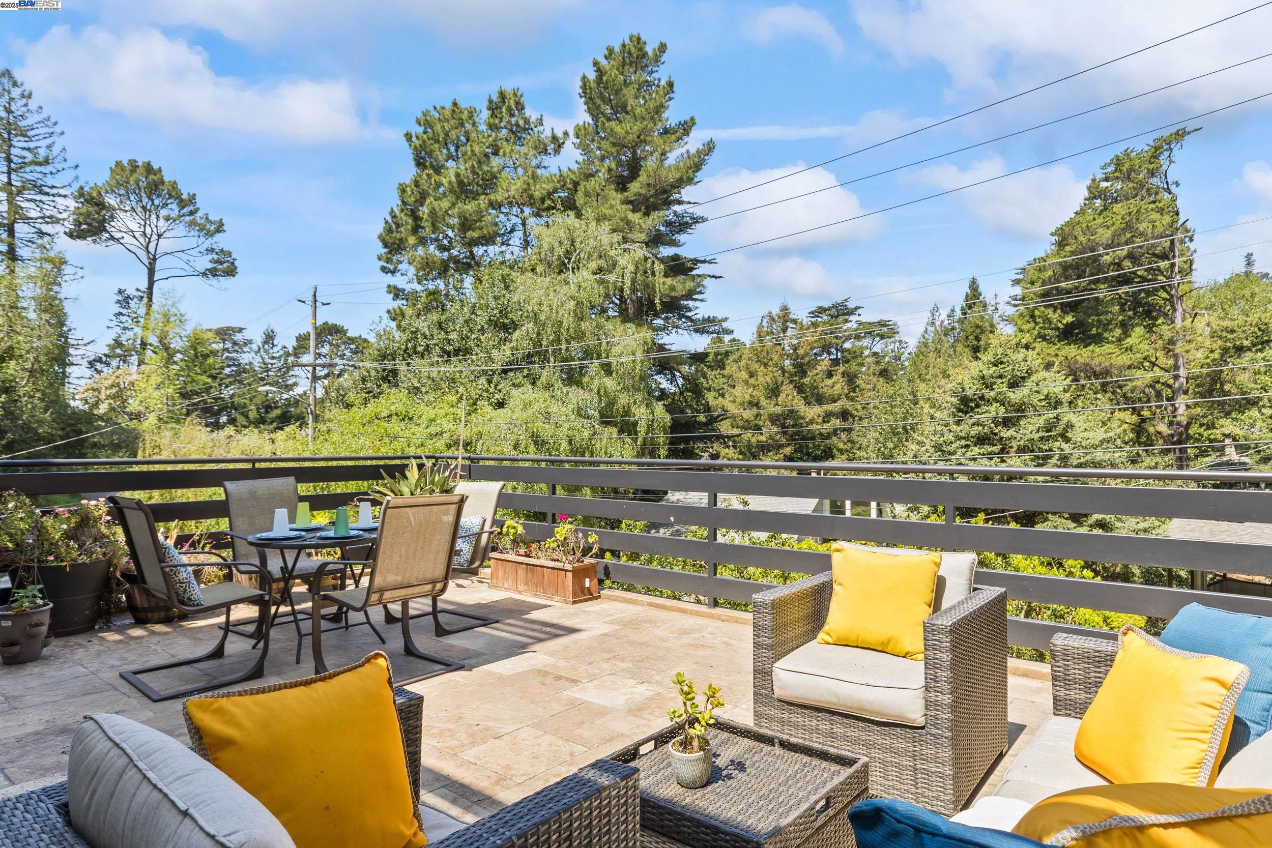 Detail Gallery Image 19 of 44 For 6588 Longwalk Dr, Oakland,  CA 94611 - 4 Beds | 3/2 Baths