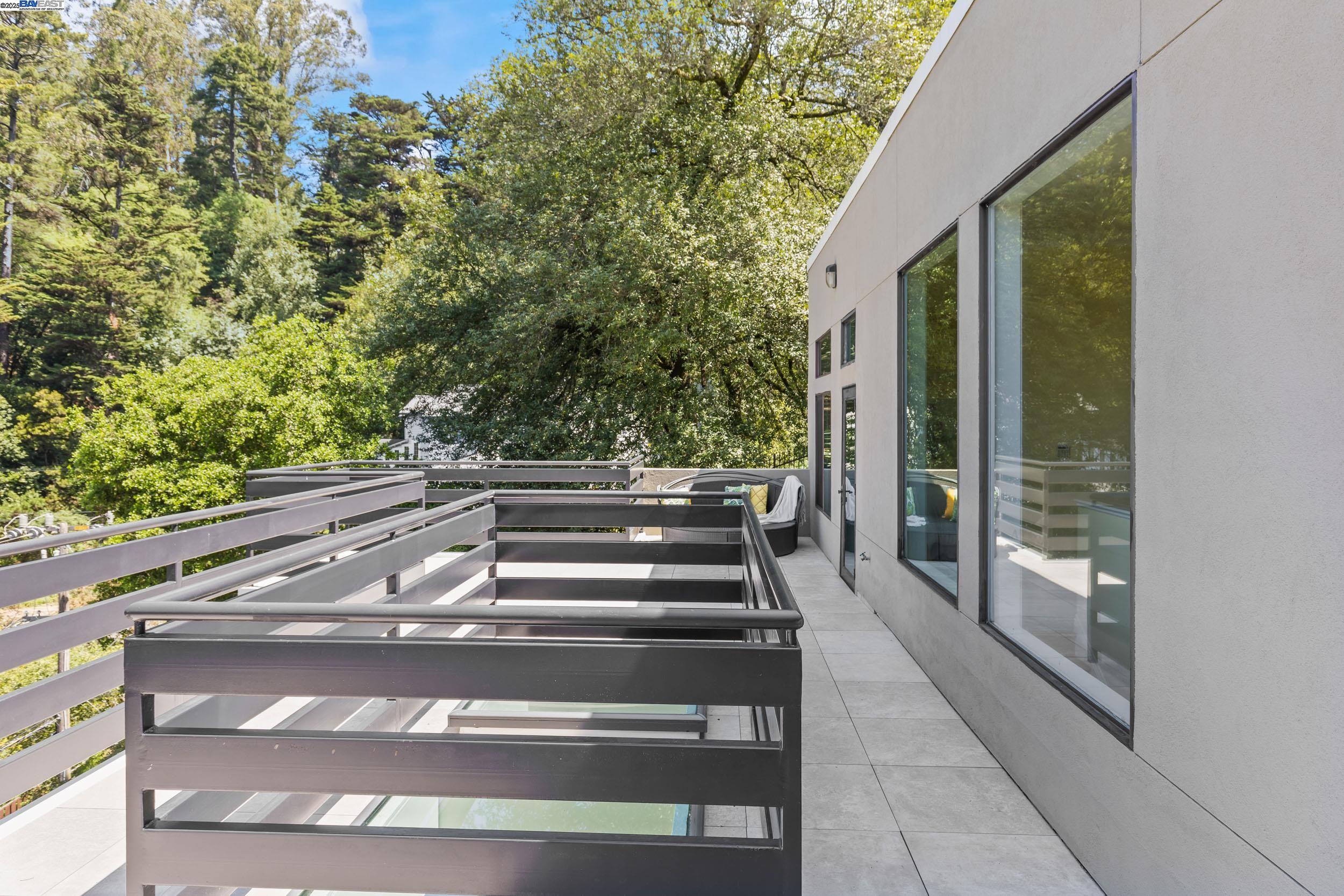 Detail Gallery Image 22 of 44 For 6588 Longwalk Dr, Oakland,  CA 94611 - 4 Beds | 3/2 Baths