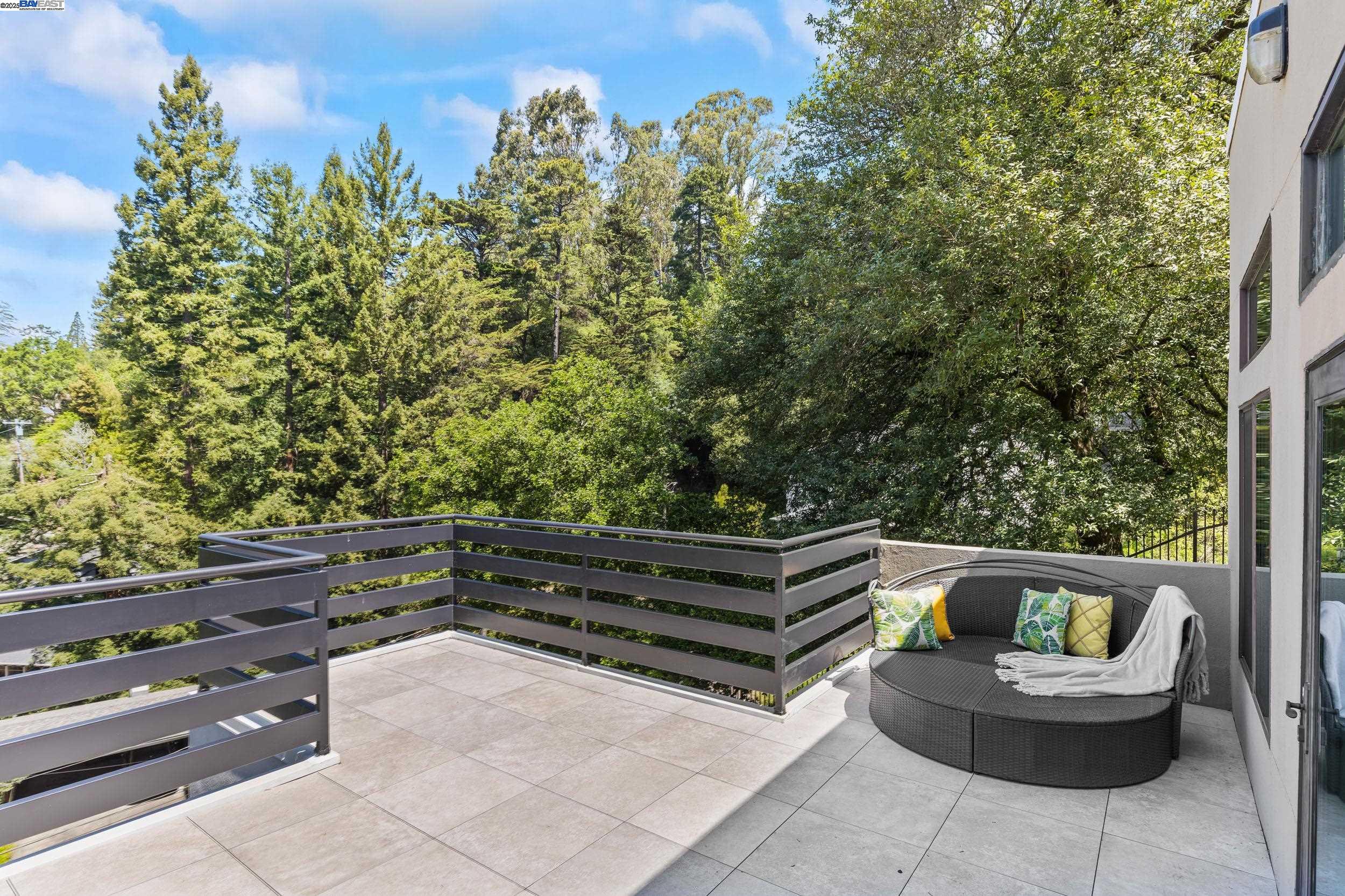 Detail Gallery Image 23 of 44 For 6588 Longwalk Dr, Oakland,  CA 94611 - 4 Beds | 3/2 Baths