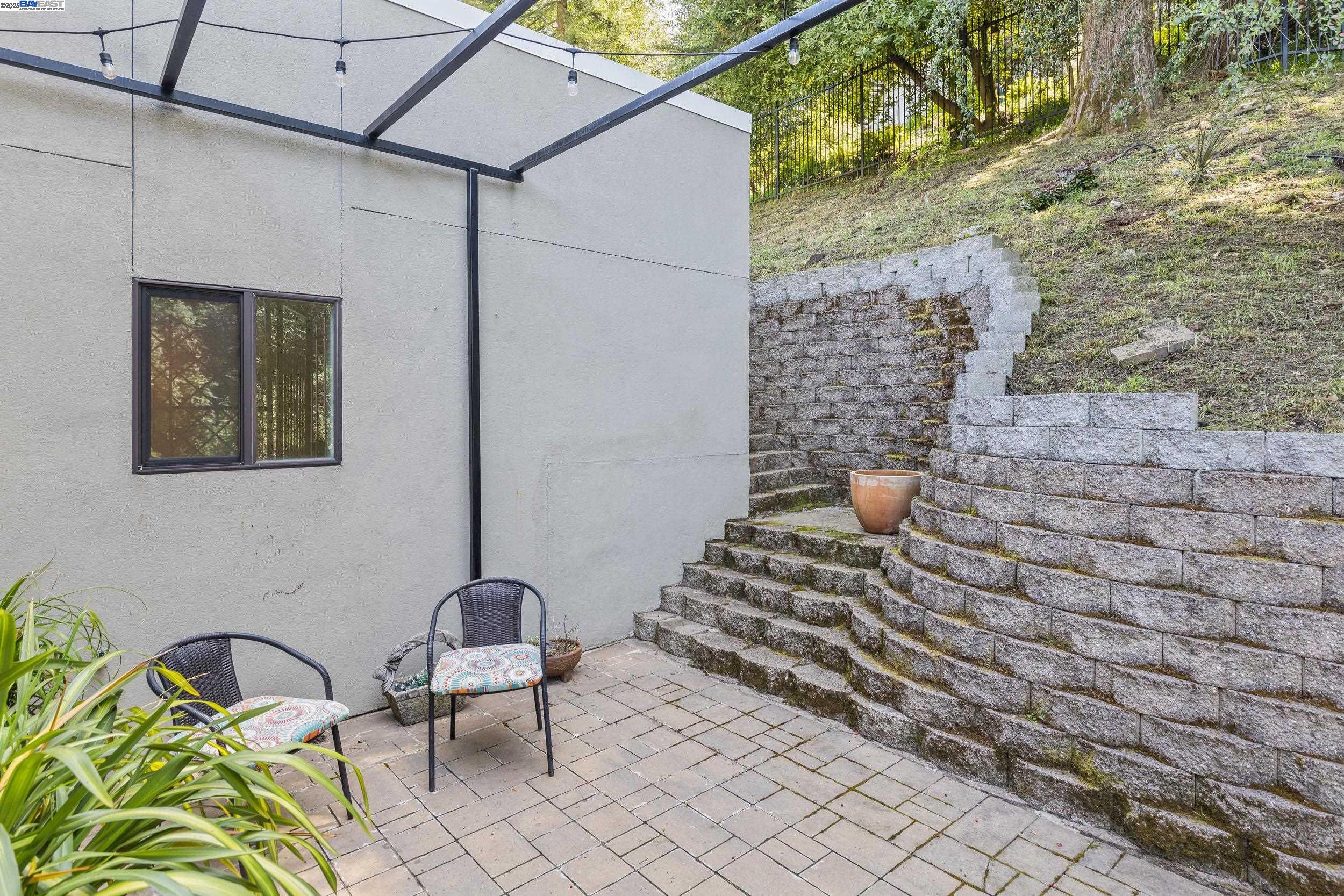 Detail Gallery Image 25 of 44 For 6588 Longwalk Dr, Oakland,  CA 94611 - 4 Beds | 3/2 Baths