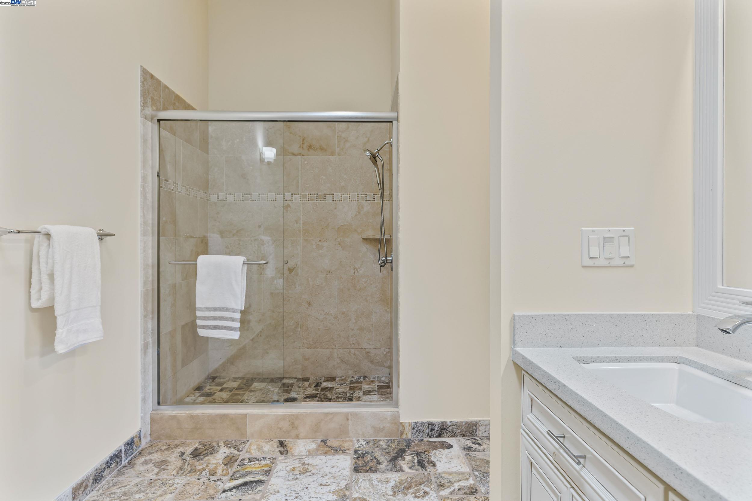 Detail Gallery Image 28 of 44 For 6588 Longwalk Dr, Oakland,  CA 94611 - 4 Beds | 3/2 Baths