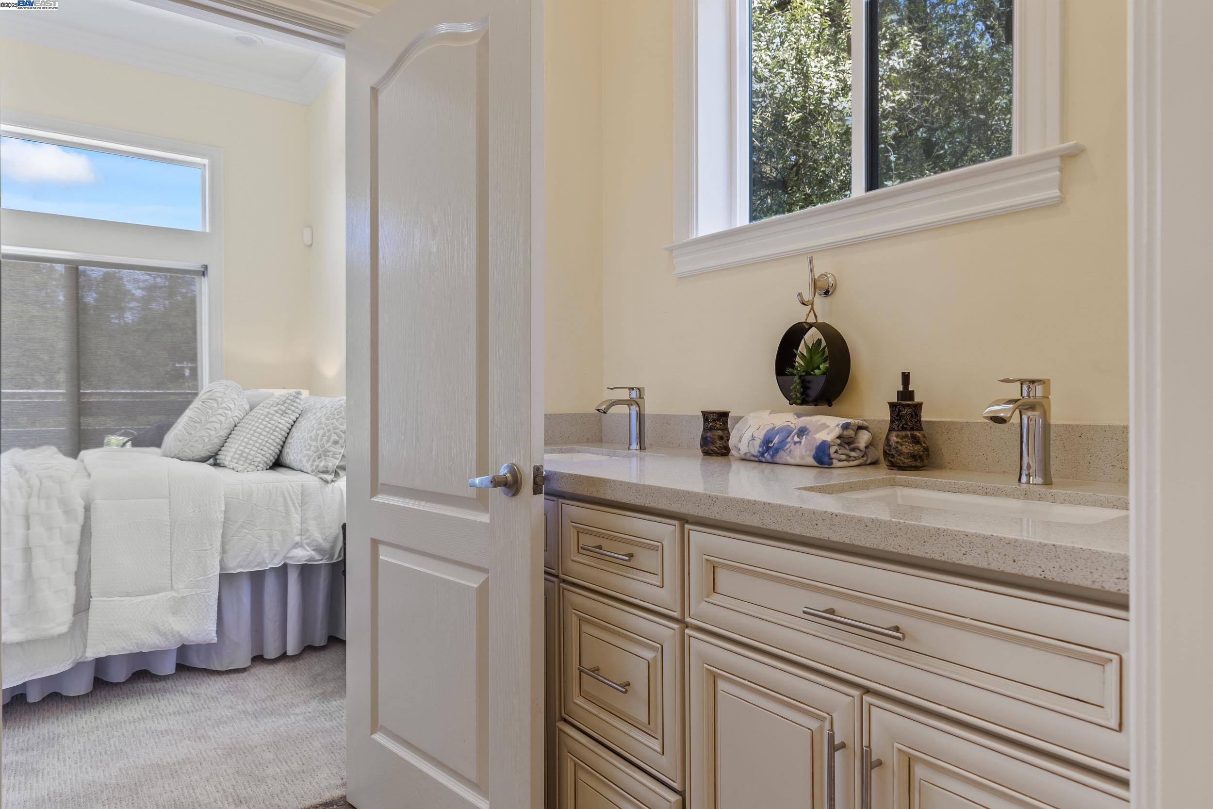 Detail Gallery Image 30 of 44 For 6588 Longwalk Dr, Oakland,  CA 94611 - 4 Beds | 3/2 Baths