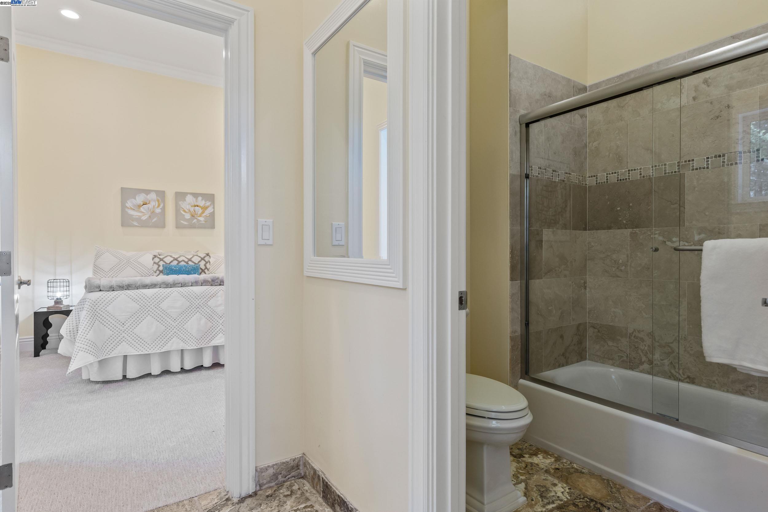 Detail Gallery Image 31 of 44 For 6588 Longwalk Dr, Oakland,  CA 94611 - 4 Beds | 3/2 Baths