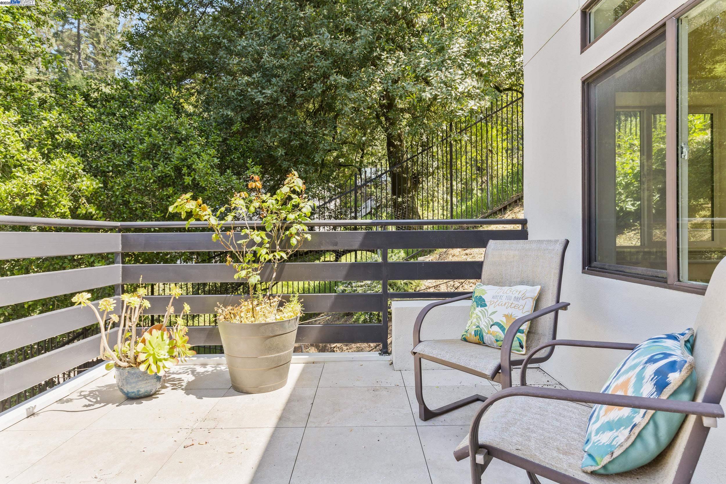 Detail Gallery Image 40 of 44 For 6588 Longwalk Dr, Oakland,  CA 94611 - 4 Beds | 3/2 Baths