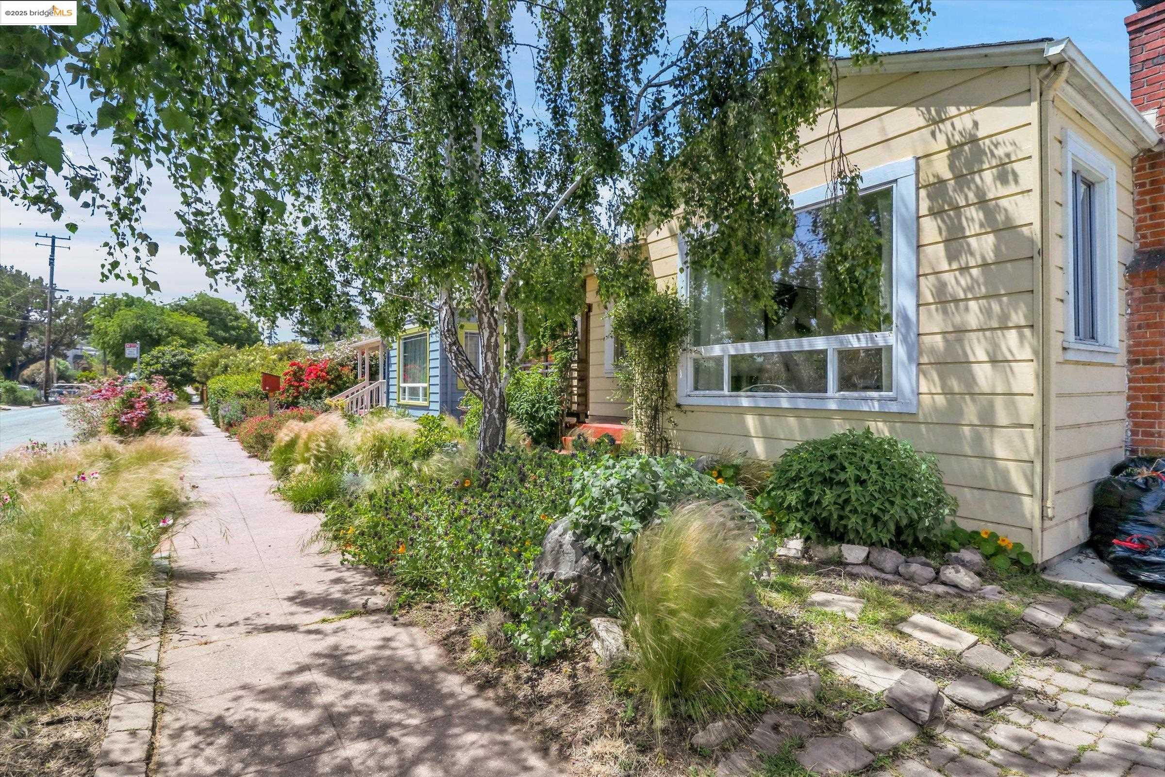 Detail Gallery Image 1 of 1 For 6115 Santa Cruz Ave, Richmond,  CA 94804 - 3 Beds | 2/1 Baths