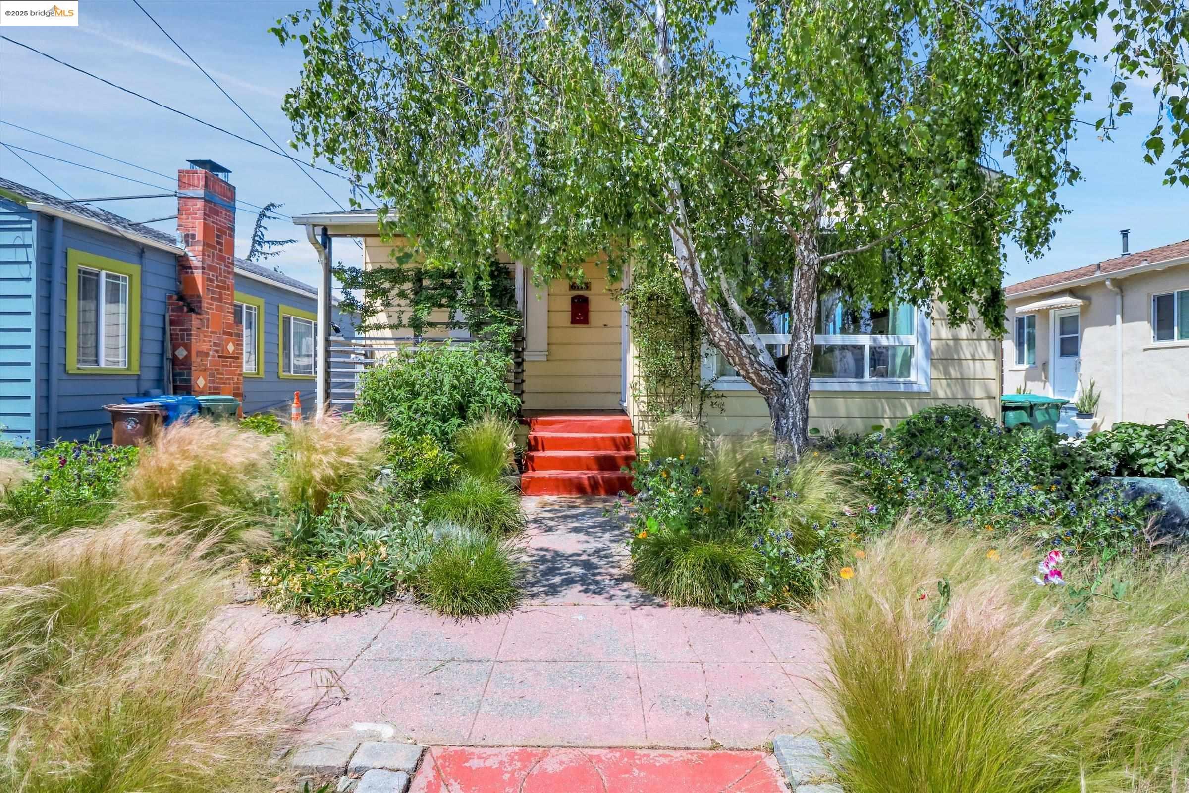 Detail Gallery Image 2 of 50 For 6115 Santa Cruz Ave, Richmond,  CA 94804 - 3 Beds | 1/1 Baths