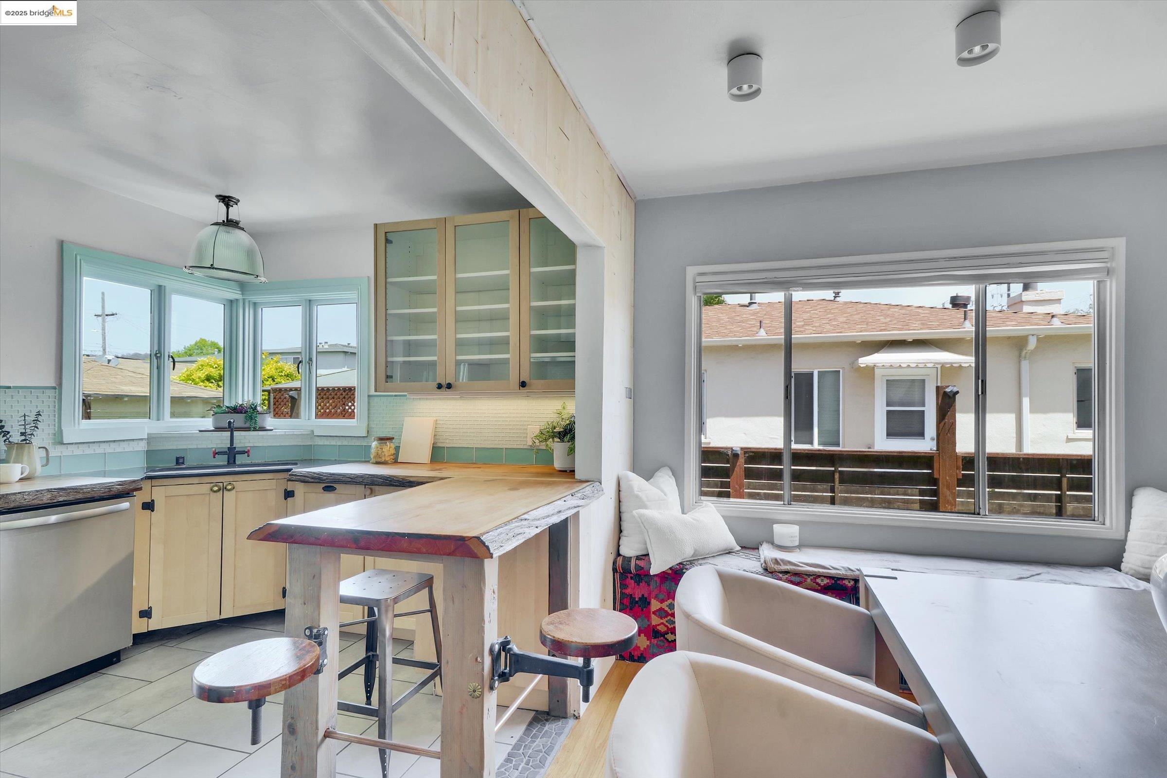 Detail Gallery Image 13 of 50 For 6115 Santa Cruz Ave, Richmond,  CA 94804 - 3 Beds | 1/1 Baths