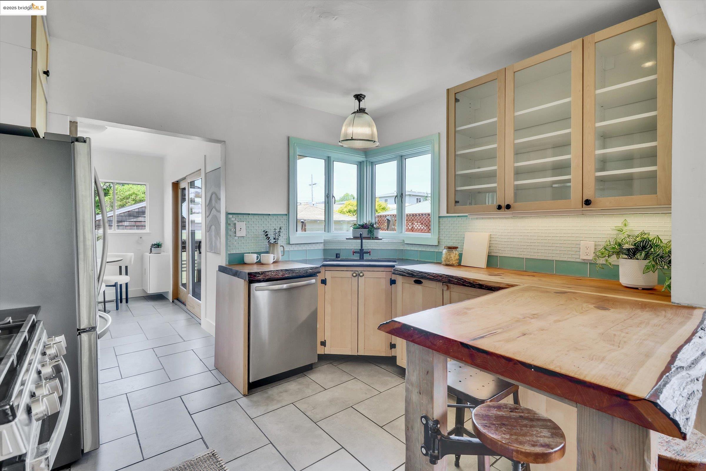 Detail Gallery Image 14 of 50 For 6115 Santa Cruz Ave, Richmond,  CA 94804 - 3 Beds | 1/1 Baths