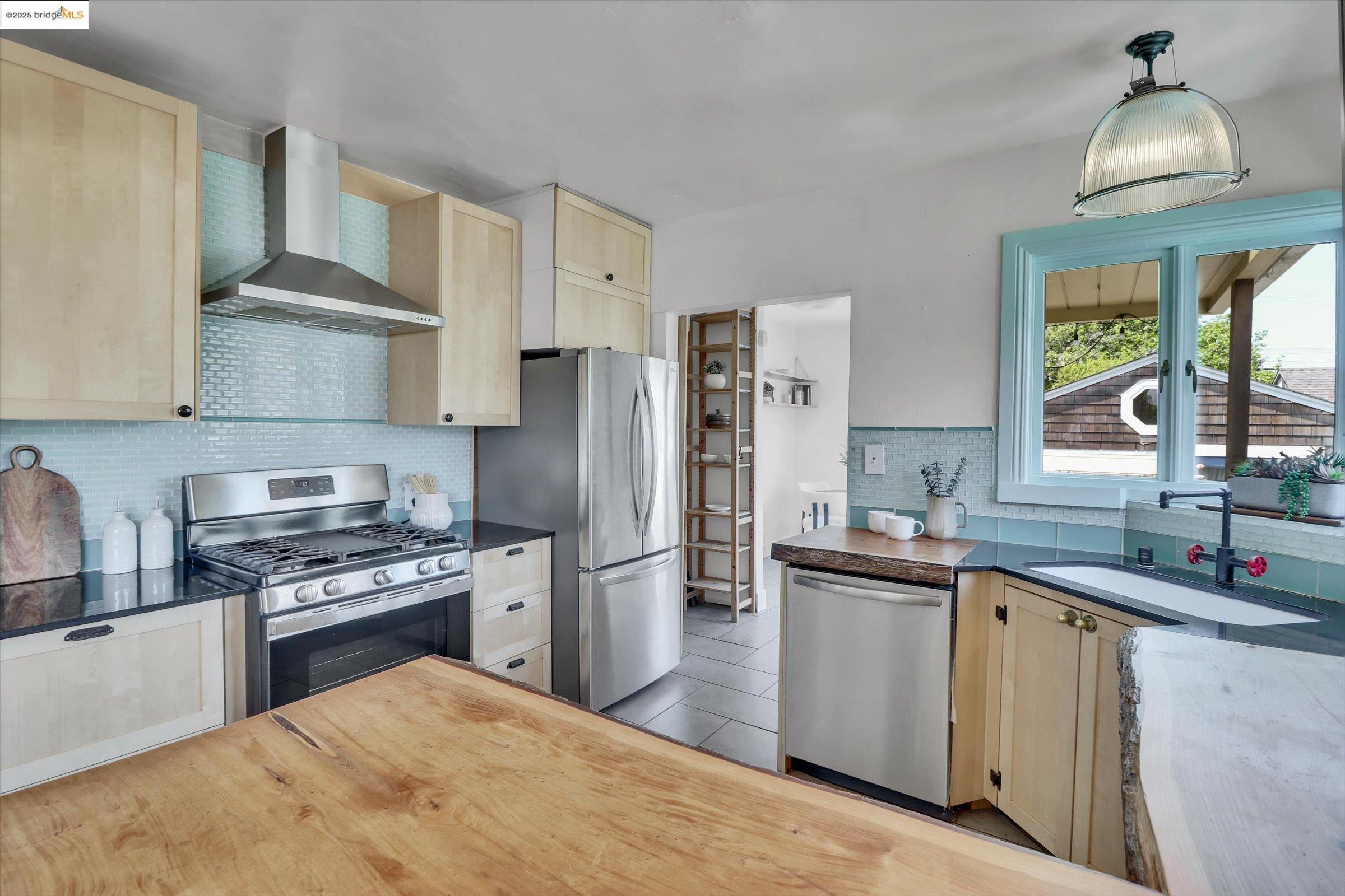 Detail Gallery Image 15 of 50 For 6115 Santa Cruz Ave, Richmond,  CA 94804 - 3 Beds | 1/1 Baths