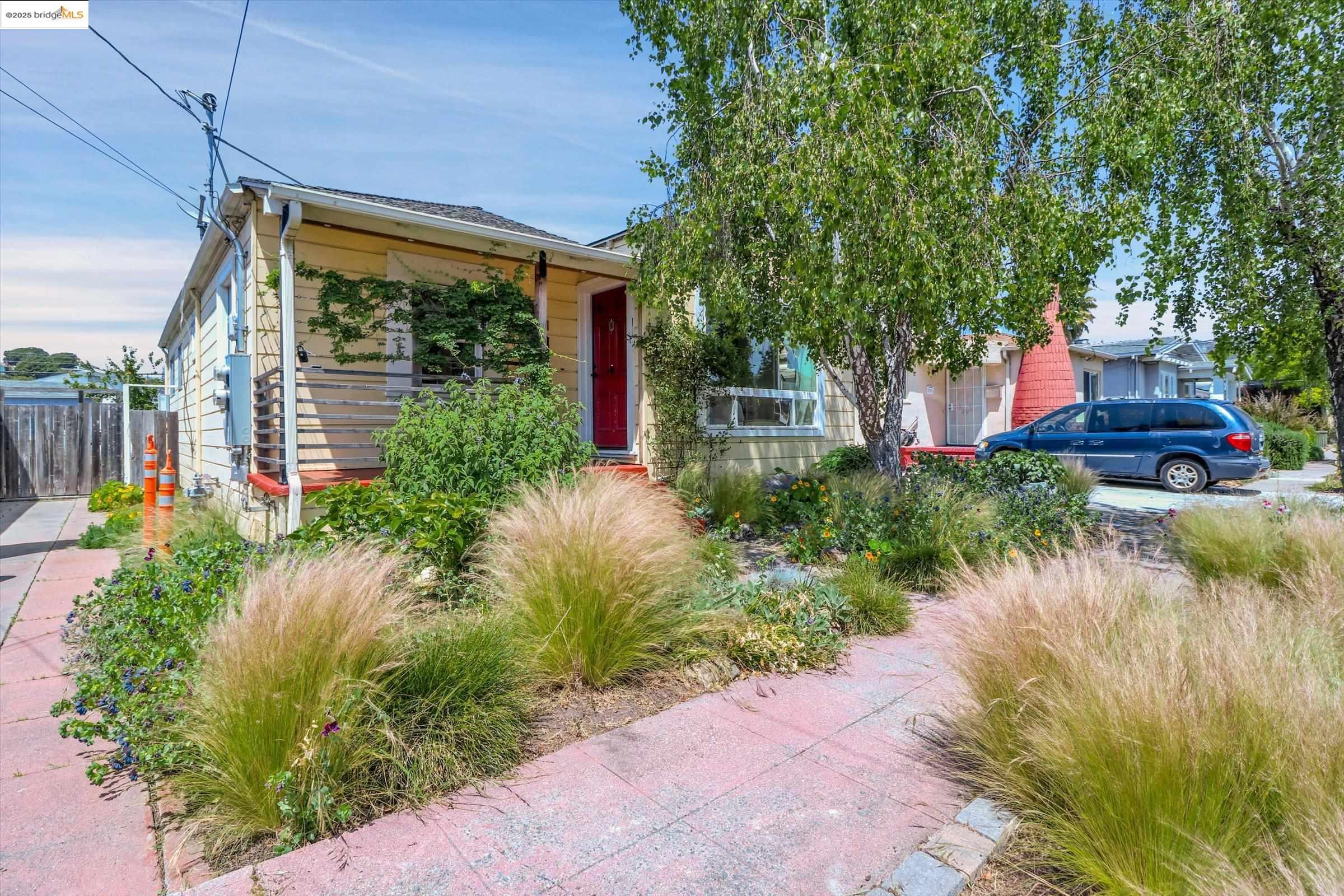 Detail Gallery Image 3 of 50 For 6115 Santa Cruz Ave, Richmond,  CA 94804 - 3 Beds | 1/1 Baths