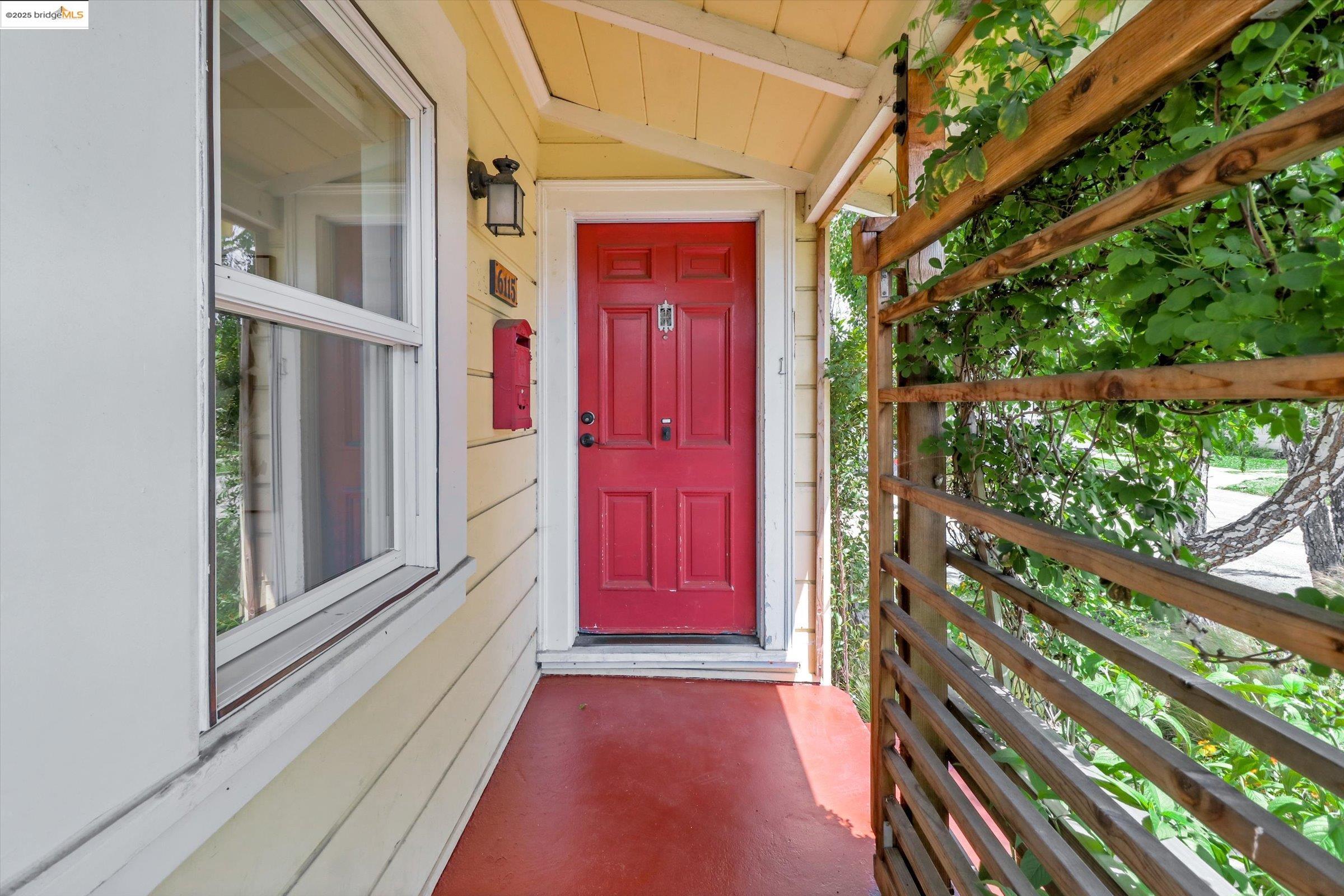 Detail Gallery Image 5 of 50 For 6115 Santa Cruz Ave, Richmond,  CA 94804 - 3 Beds | 1/1 Baths