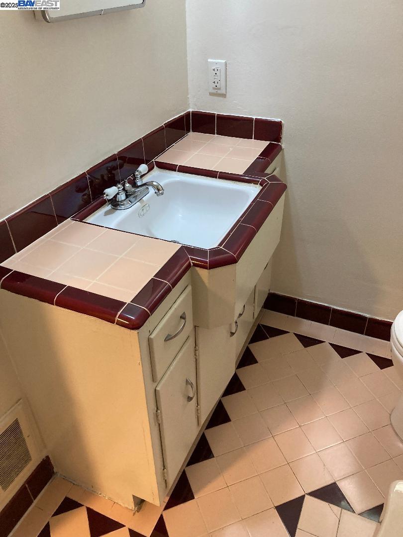 Detail Gallery Image 14 of 19 For 2268 Park Blvd, Oakland,  CA 94606 - – Beds | – Baths