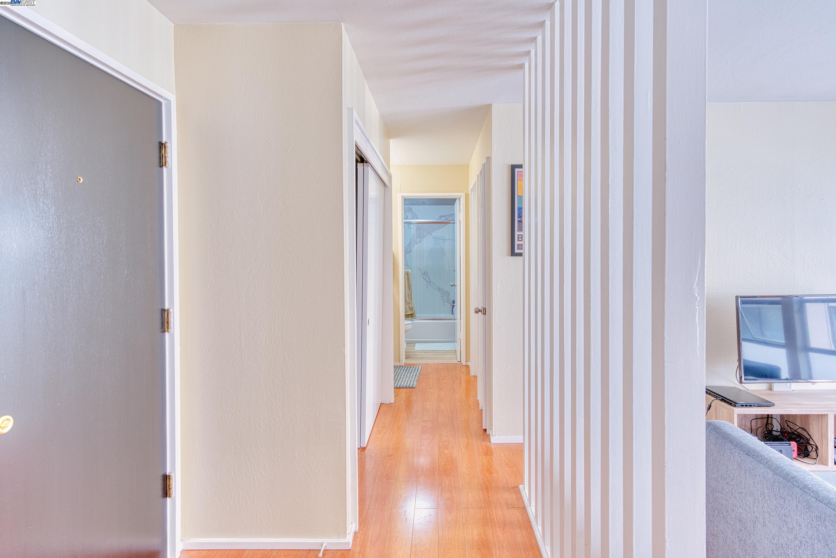 3815 Harrison St # 202, Oakland, California 94611, 1 Bedroom Bedrooms, 5 Rooms Rooms,1 BathroomBathrooms,Residential Lease,For Rent,3815 Harrison St # 202,41095926