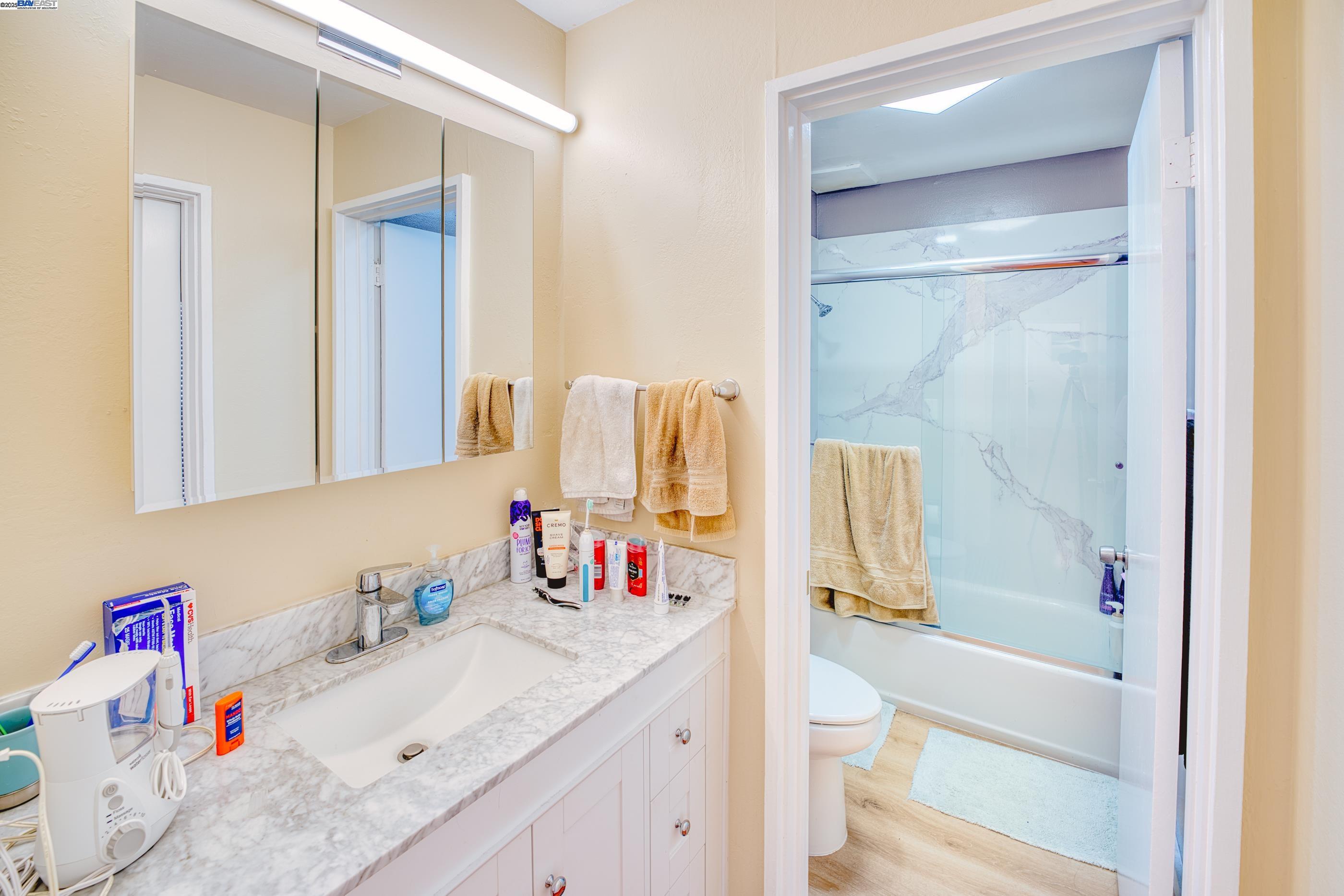 3815 Harrison St # 202, Oakland, California 94611, 1 Bedroom Bedrooms, 5 Rooms Rooms,1 BathroomBathrooms,Residential Lease,For Rent,3815 Harrison St # 202,41095926