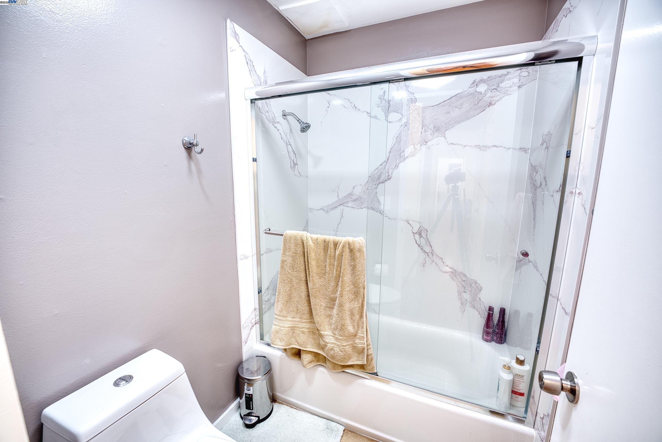 3815 Harrison St # 202, Oakland, California 94611, 1 Bedroom Bedrooms, 5 Rooms Rooms,1 BathroomBathrooms,Residential Lease,For Rent,3815 Harrison St # 202,41095926
