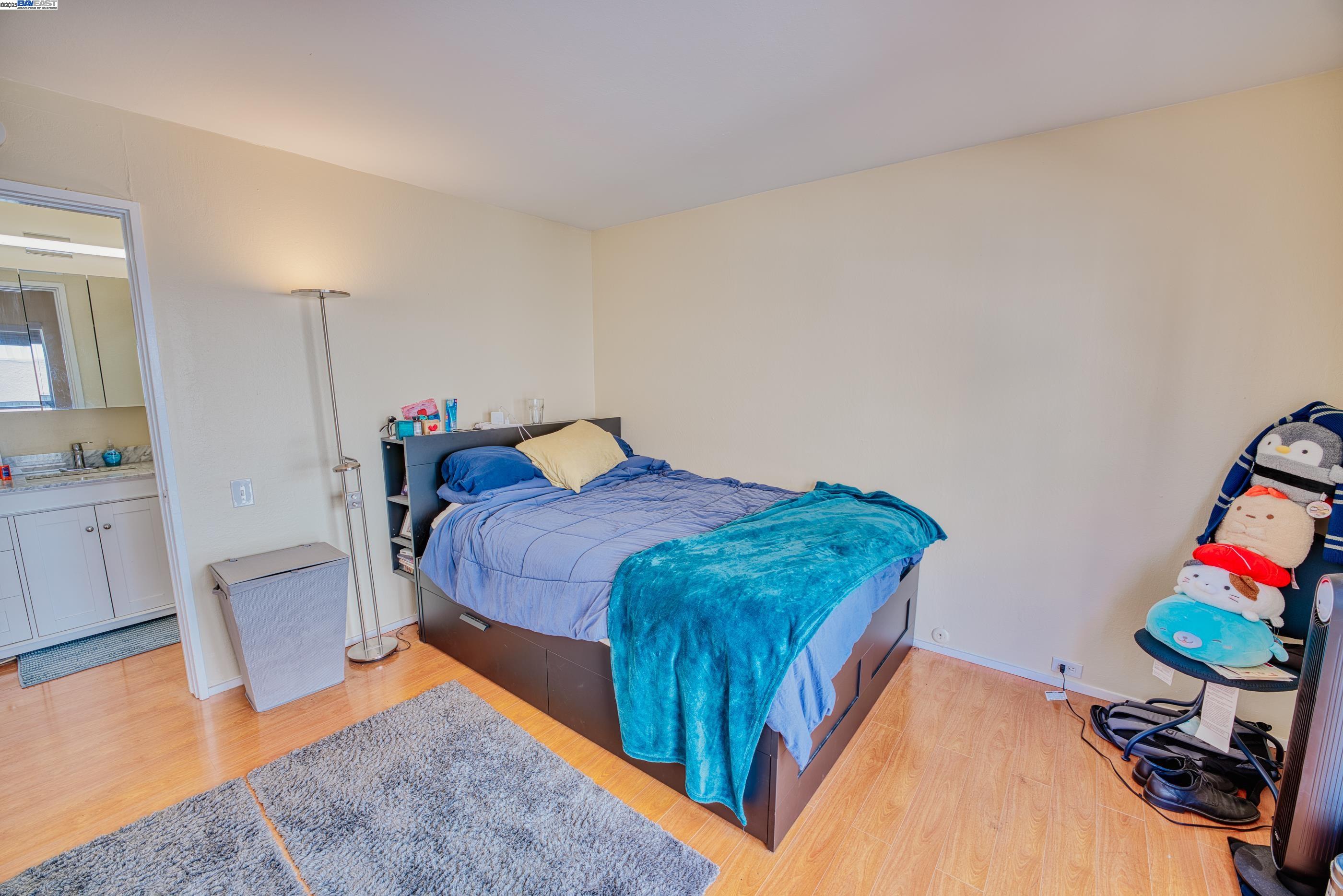 3815 Harrison St # 202, Oakland, California 94611, 1 Bedroom Bedrooms, 5 Rooms Rooms,1 BathroomBathrooms,Residential Lease,For Rent,3815 Harrison St # 202,41095926
