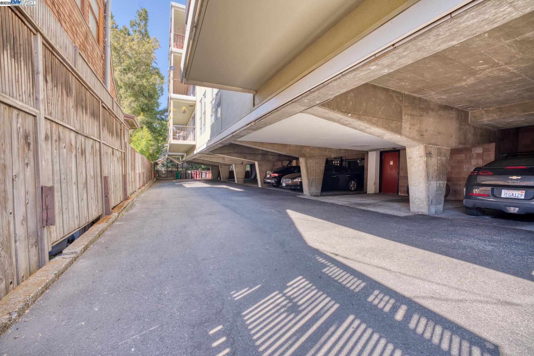 3815 Harrison St # 202, Oakland, California 94611, 1 Bedroom Bedrooms, 5 Rooms Rooms,1 BathroomBathrooms,Residential Lease,For Rent,3815 Harrison St # 202,41095926