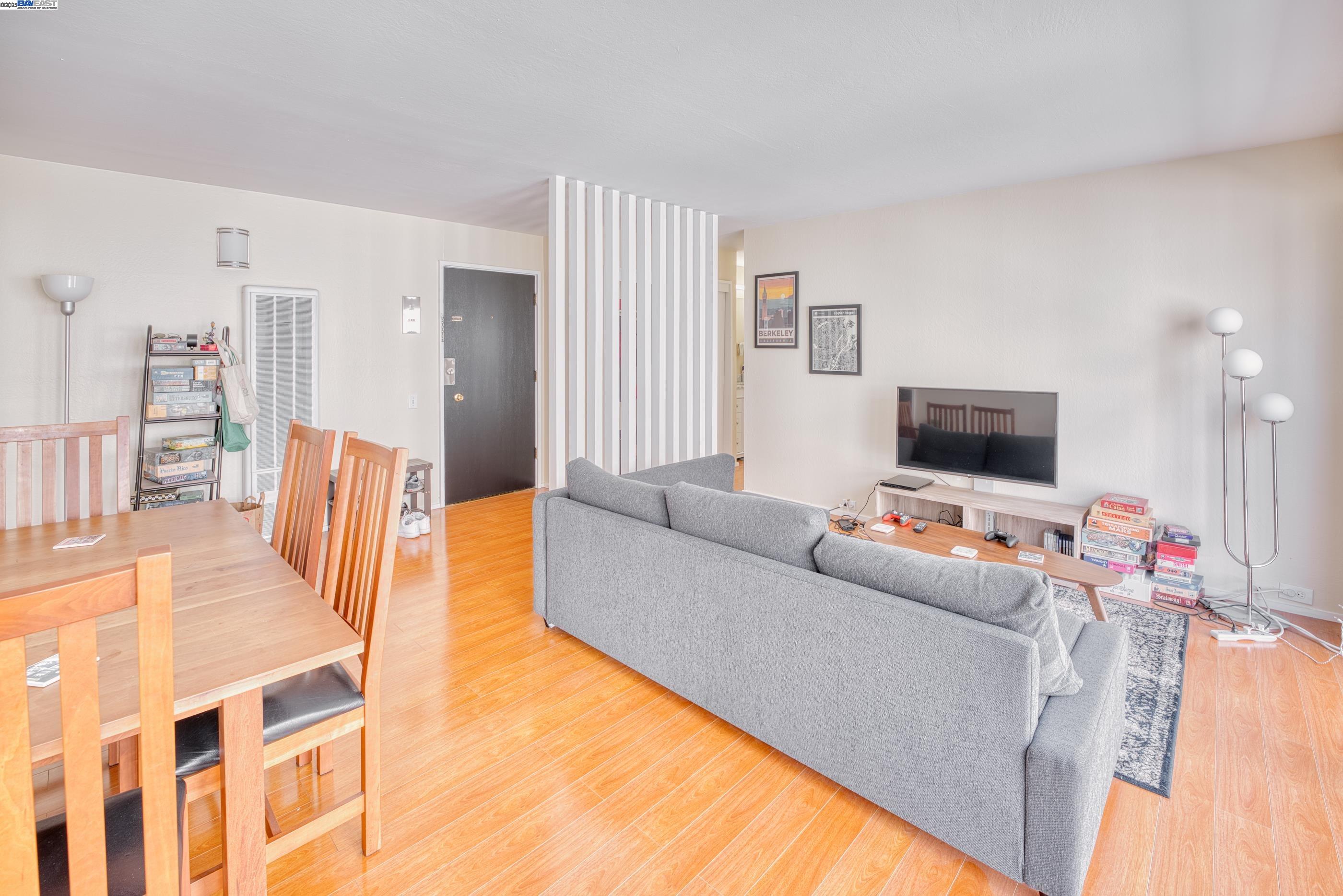 3815 Harrison St # 202, Oakland, California 94611, 1 Bedroom Bedrooms, 5 Rooms Rooms,1 BathroomBathrooms,Residential Lease,For Rent,3815 Harrison St # 202,41095926