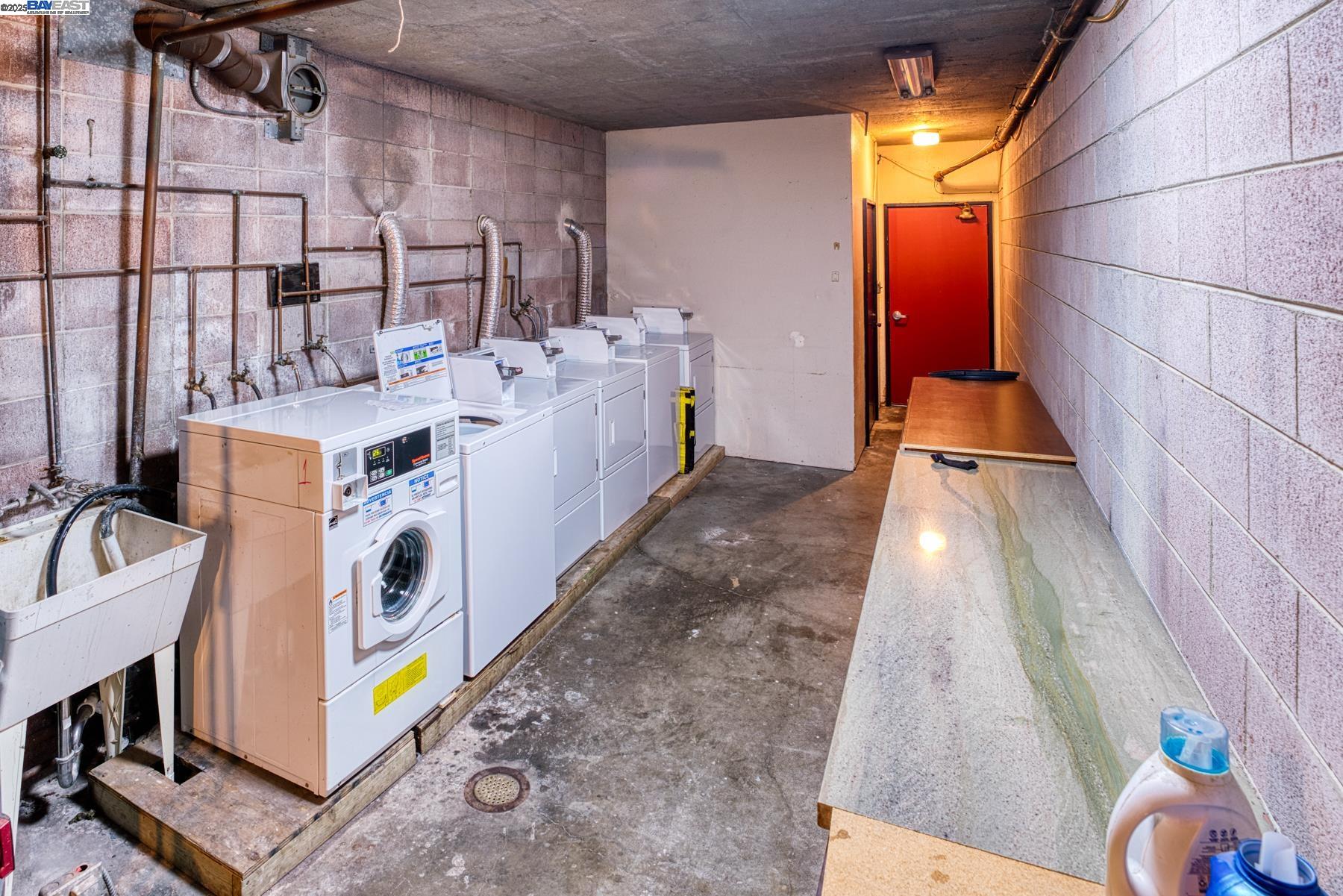 3815 Harrison St # 202, Oakland, California 94611, 1 Bedroom Bedrooms, 5 Rooms Rooms,1 BathroomBathrooms,Residential Lease,For Rent,3815 Harrison St # 202,41095926