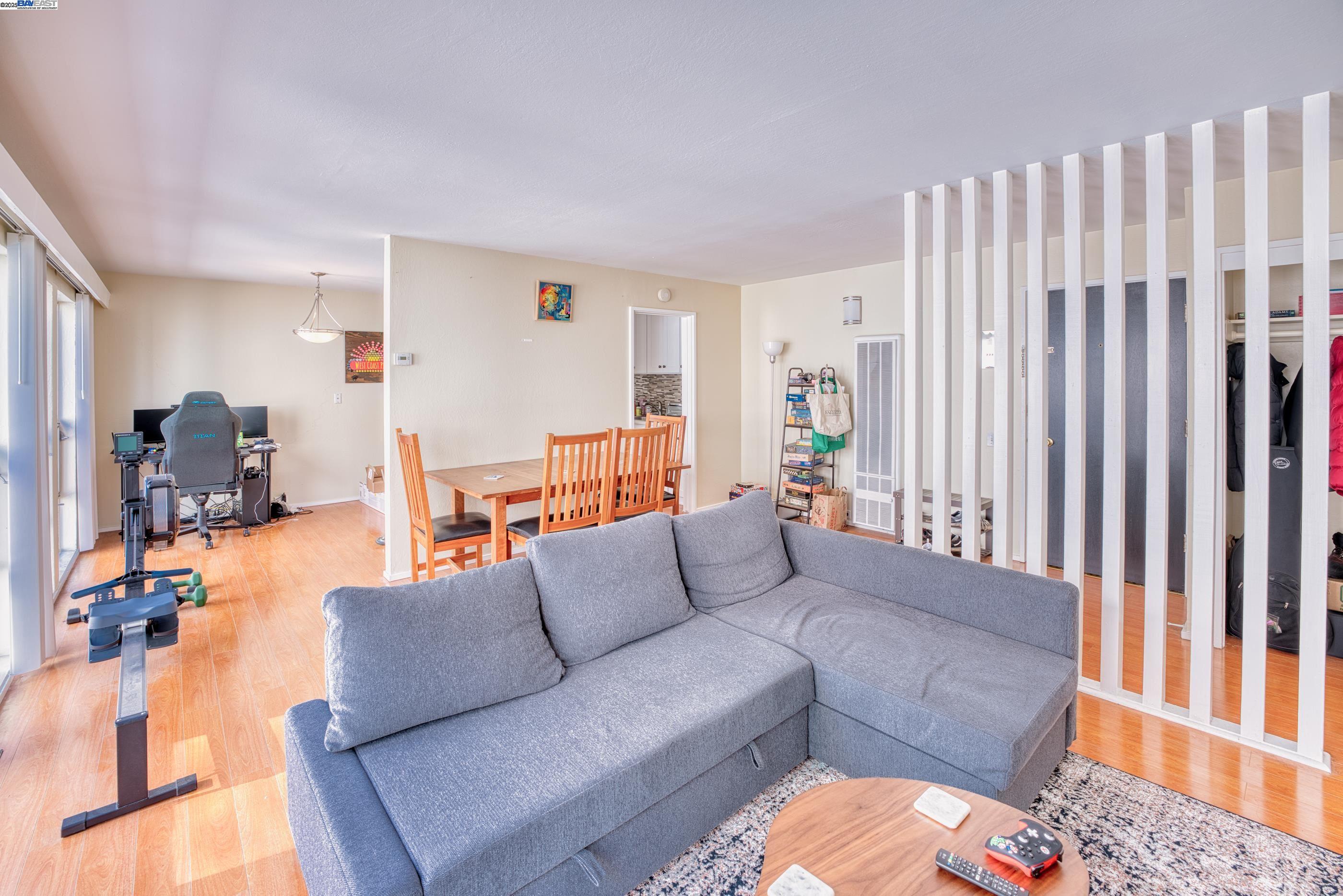 3815 Harrison St # 202, Oakland, California 94611, 1 Bedroom Bedrooms, 5 Rooms Rooms,1 BathroomBathrooms,Residential Lease,For Rent,3815 Harrison St # 202,41095926